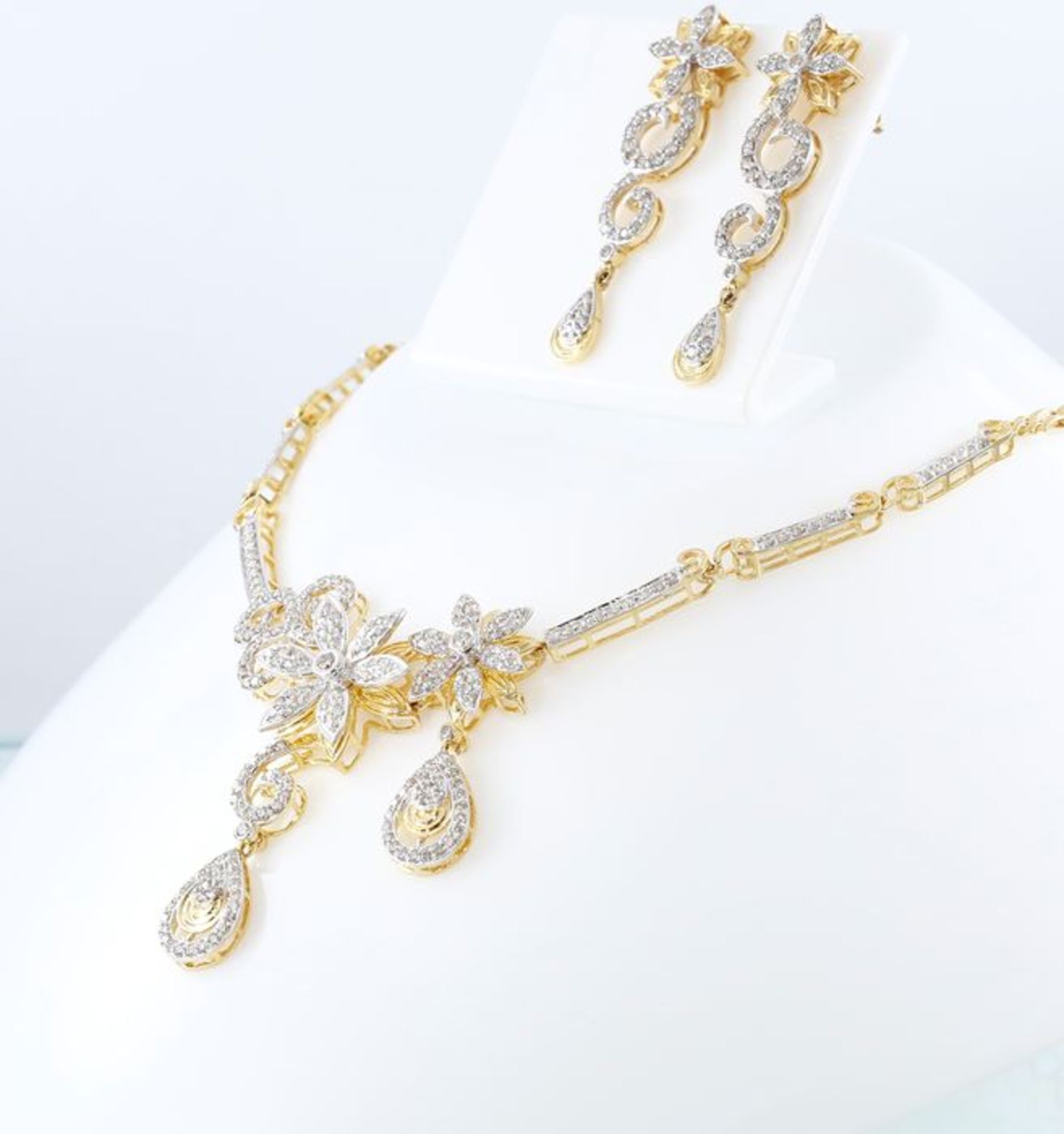 IGI Certified 14 K / 585 Yellow Gold Diamond Necklace with Matching Chandelier Earrings - Image 3 of 8