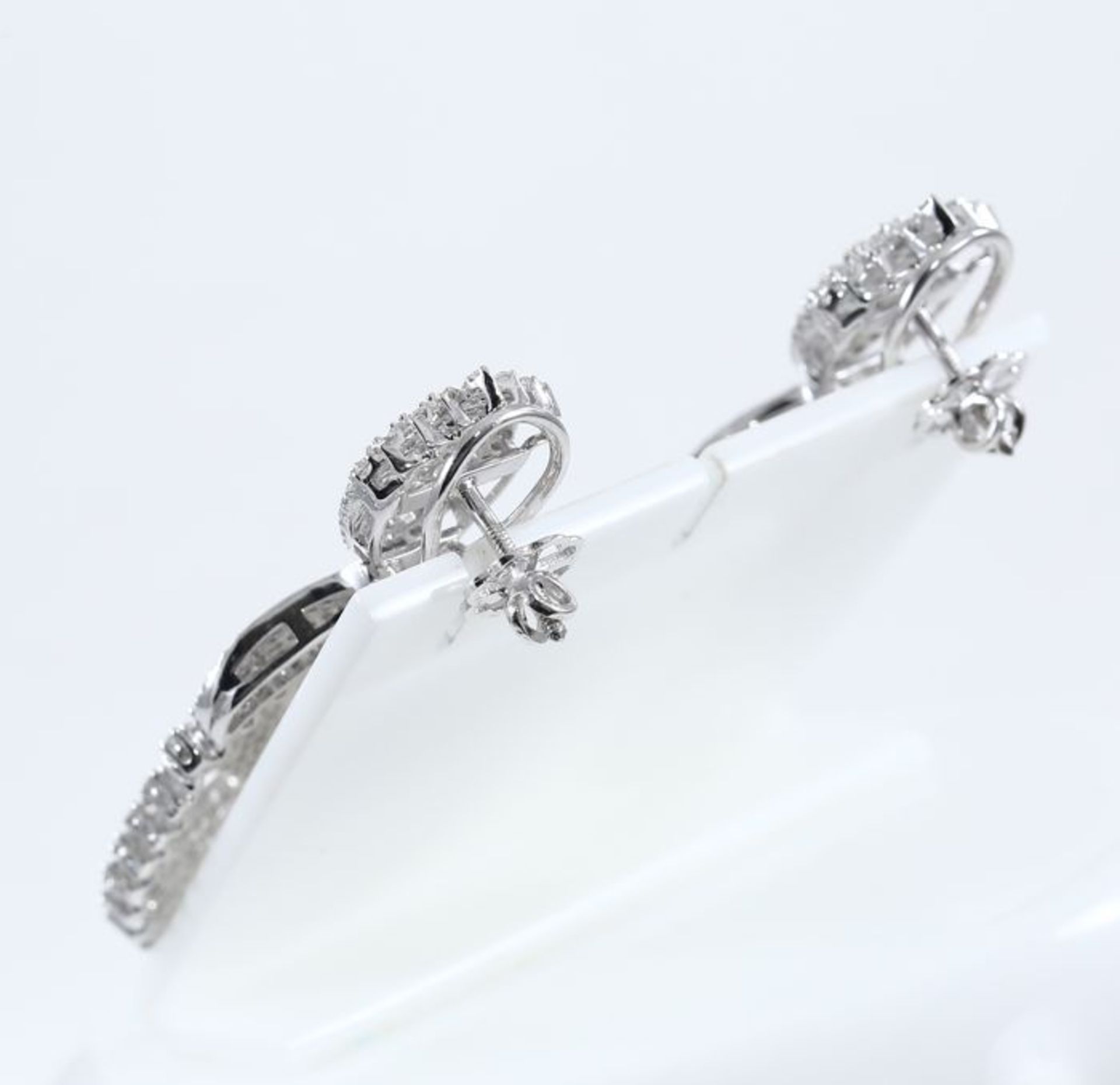 IGI Certified 14 K/585 White Gold Diamond Long Chandelier Earrings - Image 5 of 9