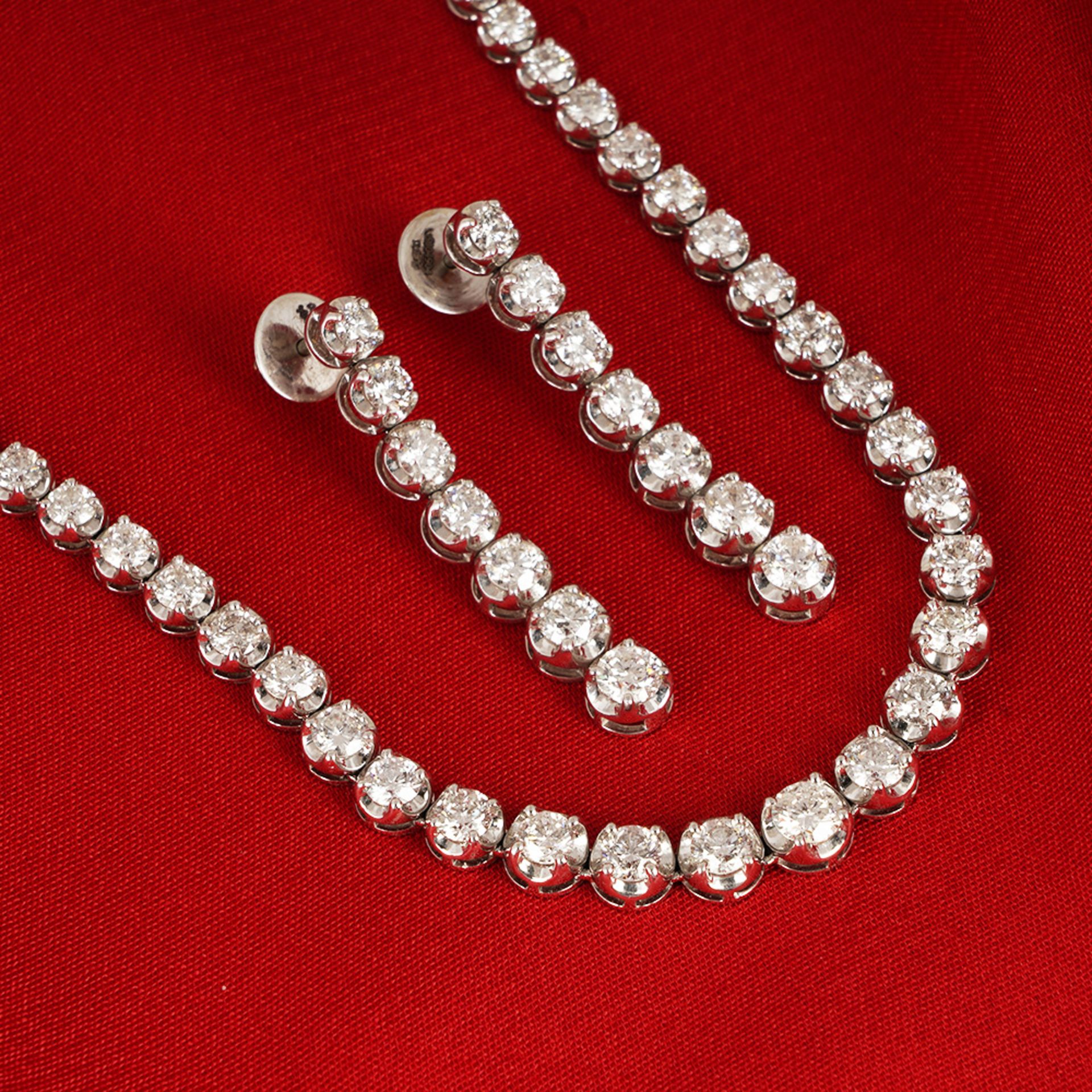 IGI Certified 14 K/ 585 White Gold Solitaire Diamonds Necklace with matching Drop Earrings - Image 5 of 8