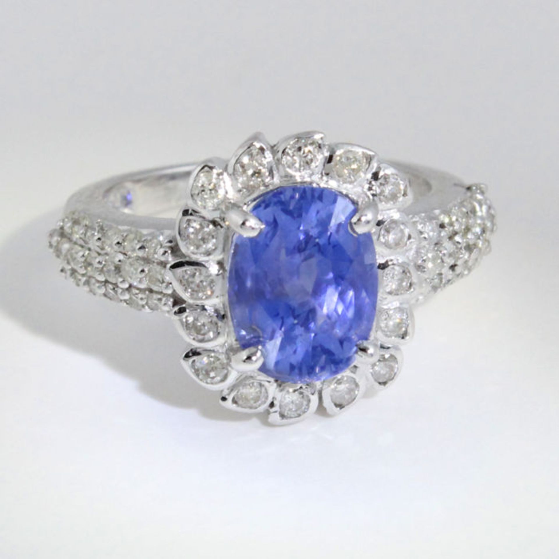 14 K / 585 White Gold Very Exclusive Designer Blue Sapphire (IGI Certified) and Diamond Ring - Image 2 of 7