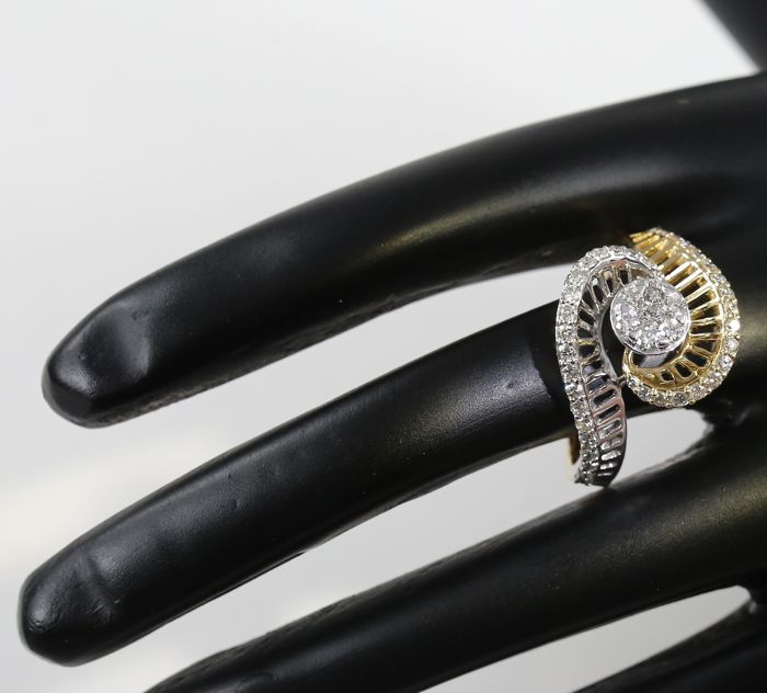 IGI Certified 18 K / 750 Yellow Gold Designer Diamond Ring - Image 5 of 10
