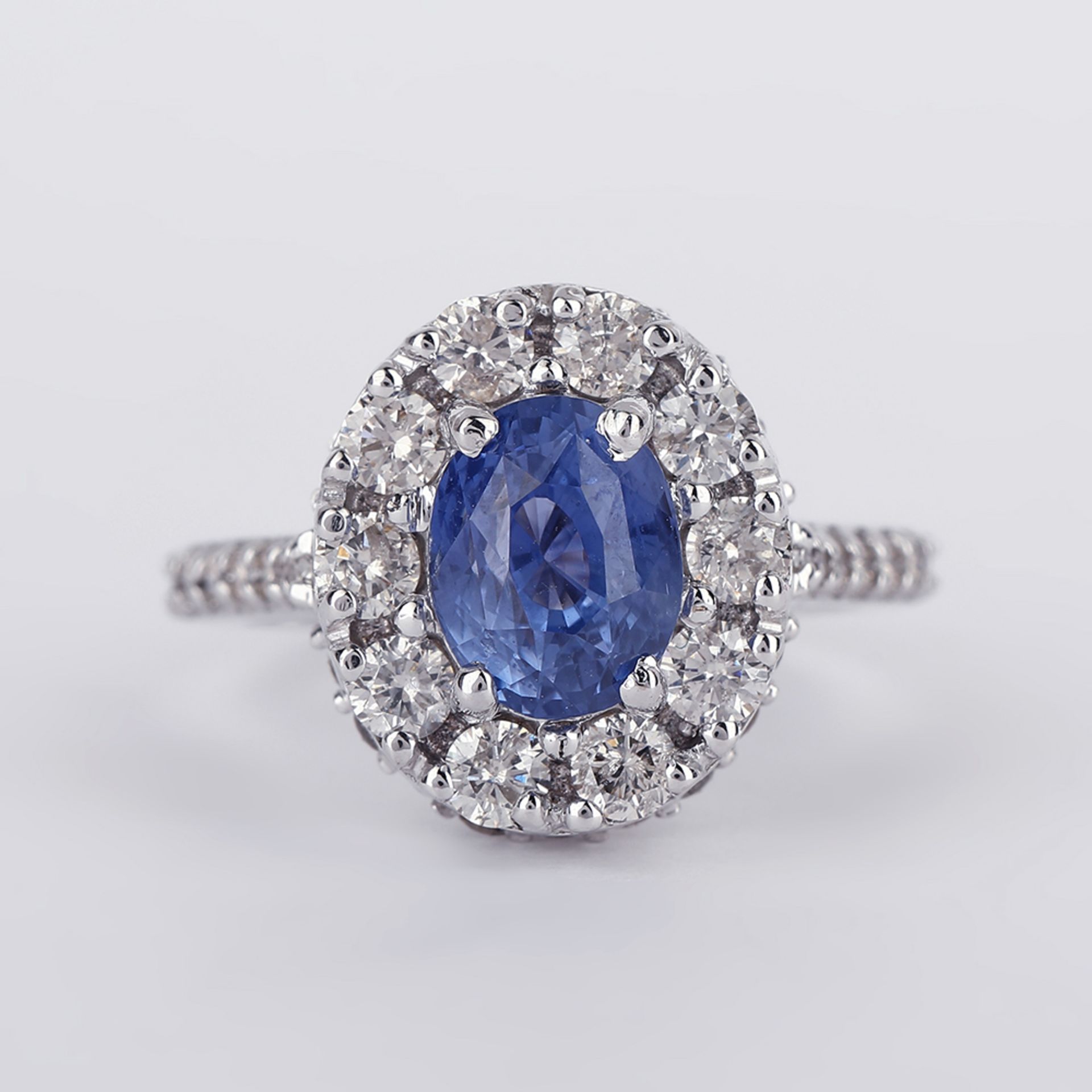 14 K / 585 White Gold Blue Sapphire ( IGI certified ) and Diamond Ring - Image 2 of 6