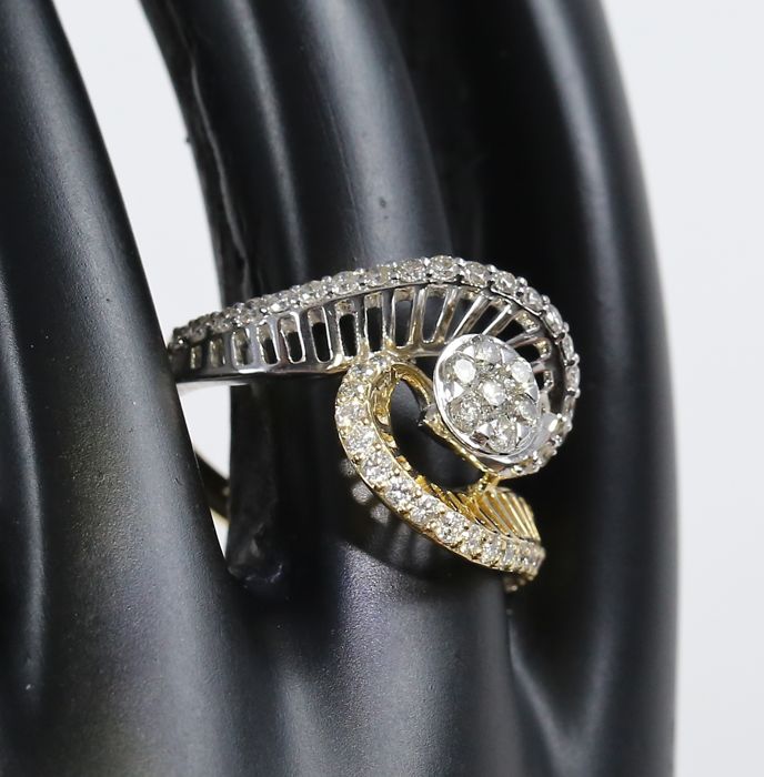 IGI Certified 18 K / 750 Yellow Gold Designer Diamond Ring - Image 3 of 10