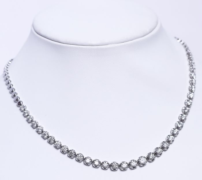 IGI Certified 14 K/ 585 White Gold Solitaire Diamonds Necklace with matching Drop Earrings - Image 3 of 8