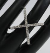 14 K / 585 White Gold Crisscross Diamond Ring