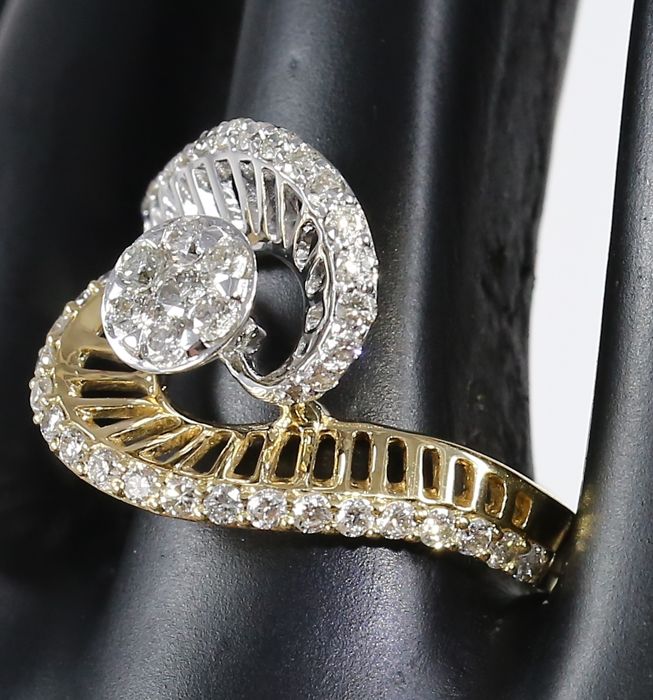 IGI Certified 18 K / 750 Yellow Gold Designer Diamond Ring - Image 9 of 10