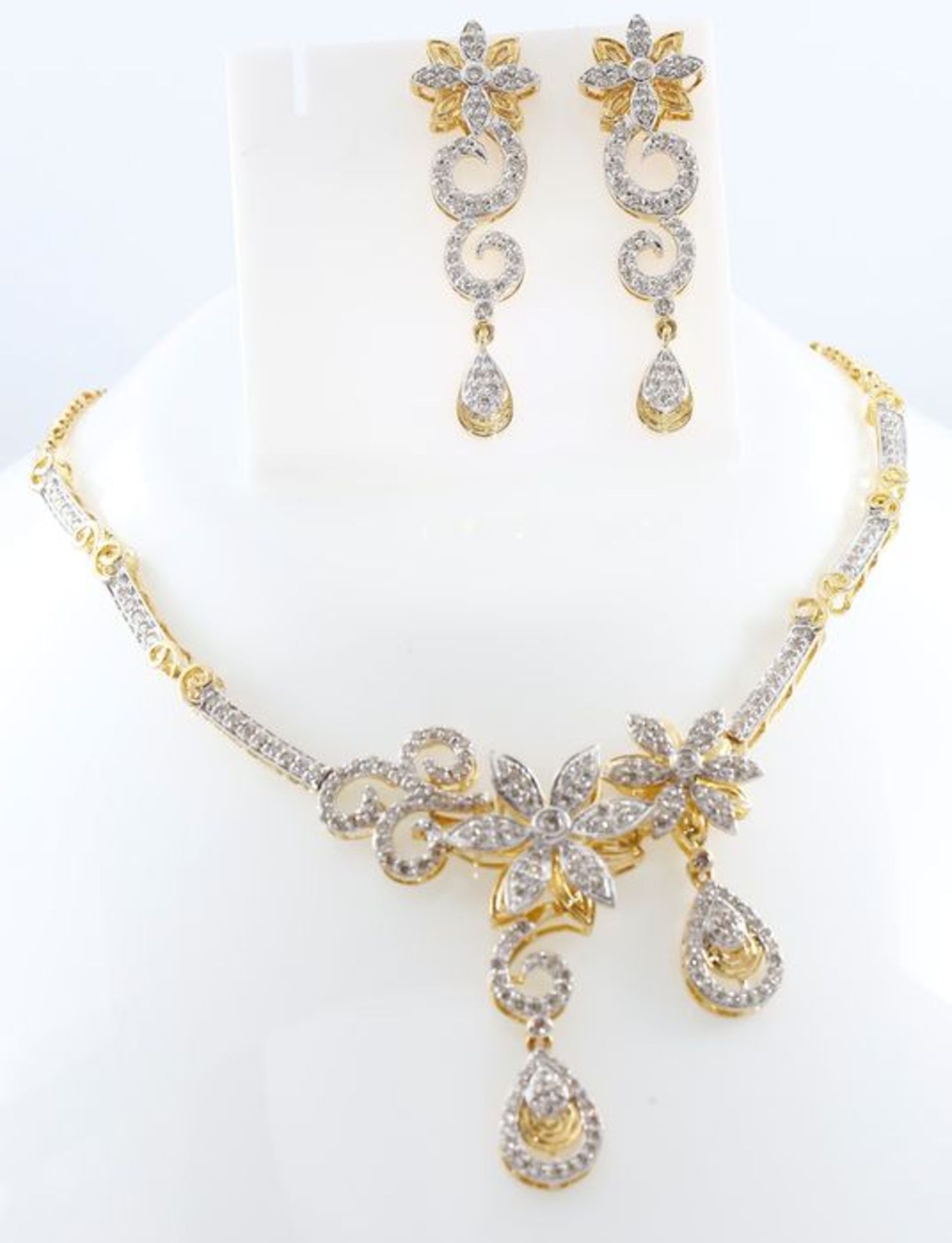 IGI Certified 14 K / 585 Yellow Gold Diamond Necklace with Matching Chandelier Earrings - Image 5 of 8