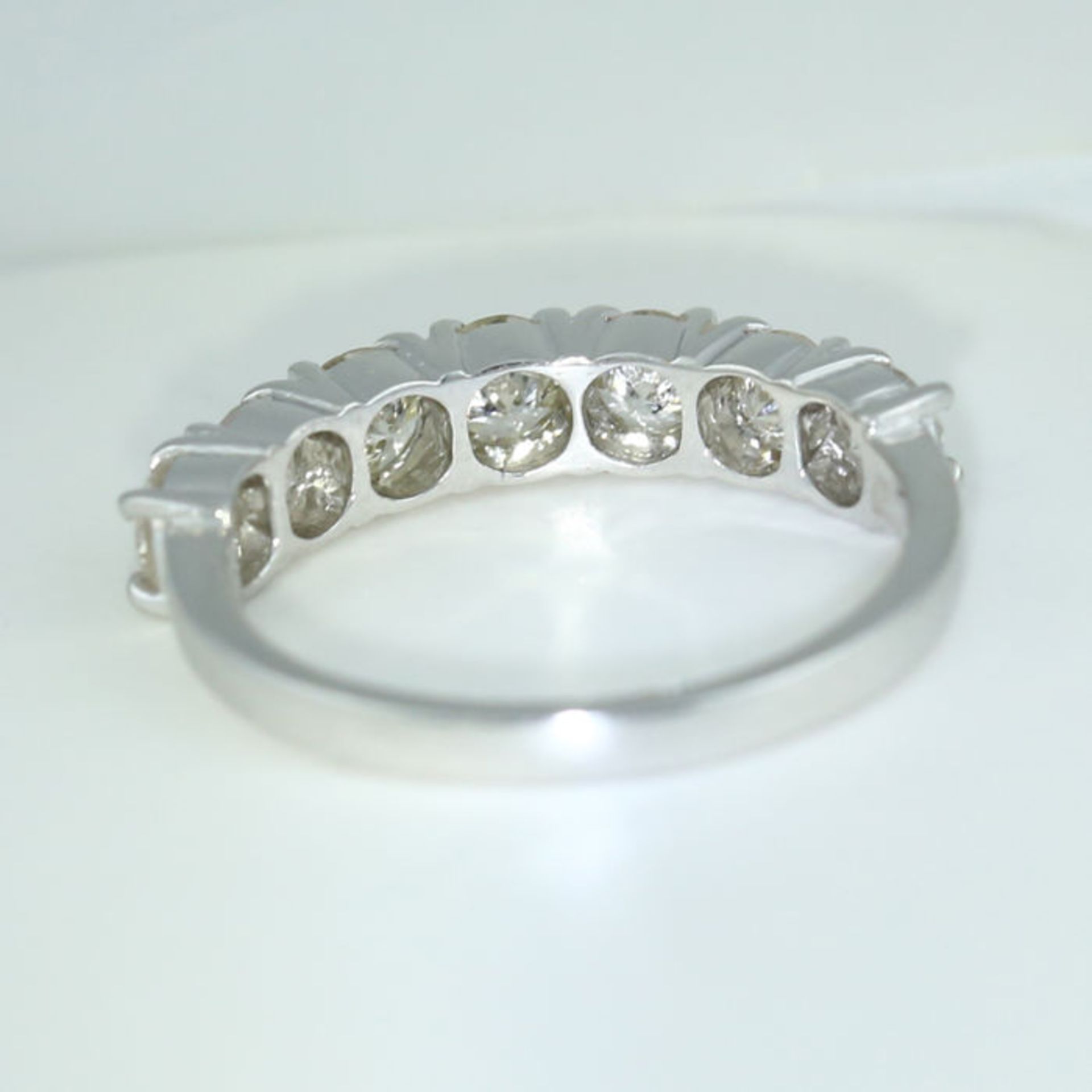 IGI Certified 14 K / 585 White Gold 7 Diamond Ring - Image 5 of 5
