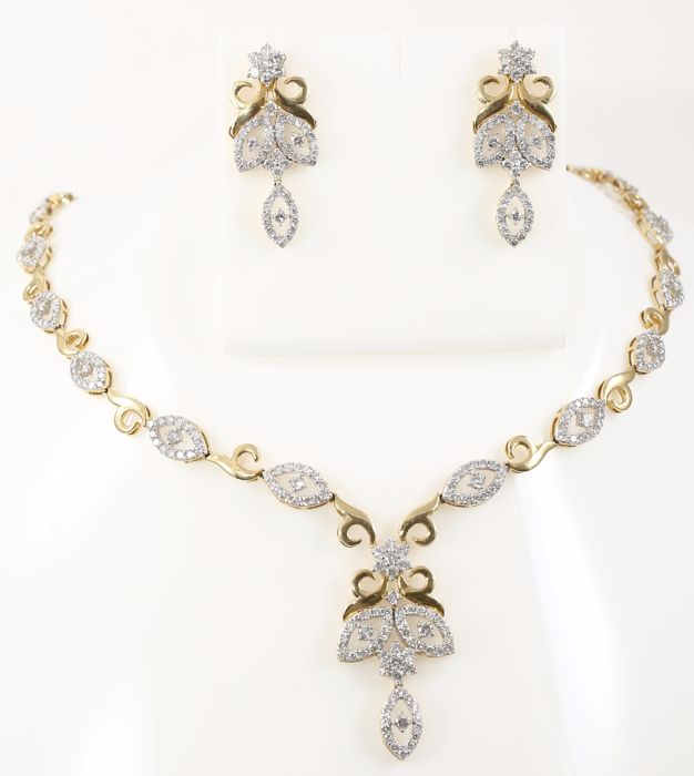 IGI Certified 14 K / 585 Yellow Gold Diamond Necklace with Matching Diamond Earrings - Image 2 of 6