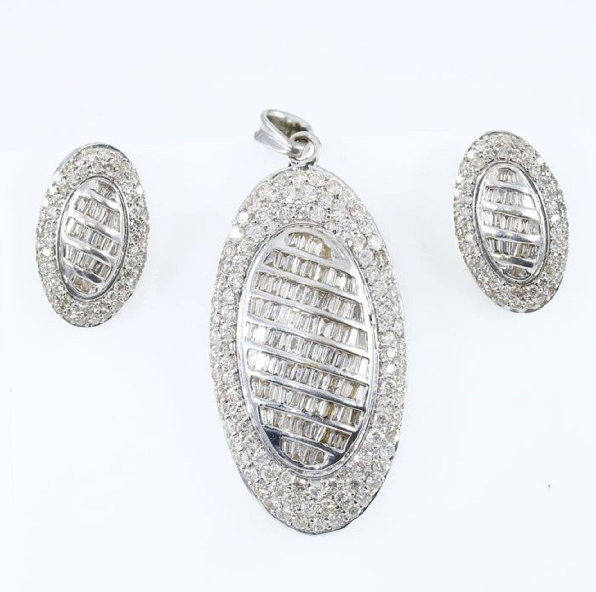 IGI Certified 14 K/585 White Gold Diamond Pendant Necklace with Matching Diamond Earrings - Image 6 of 10