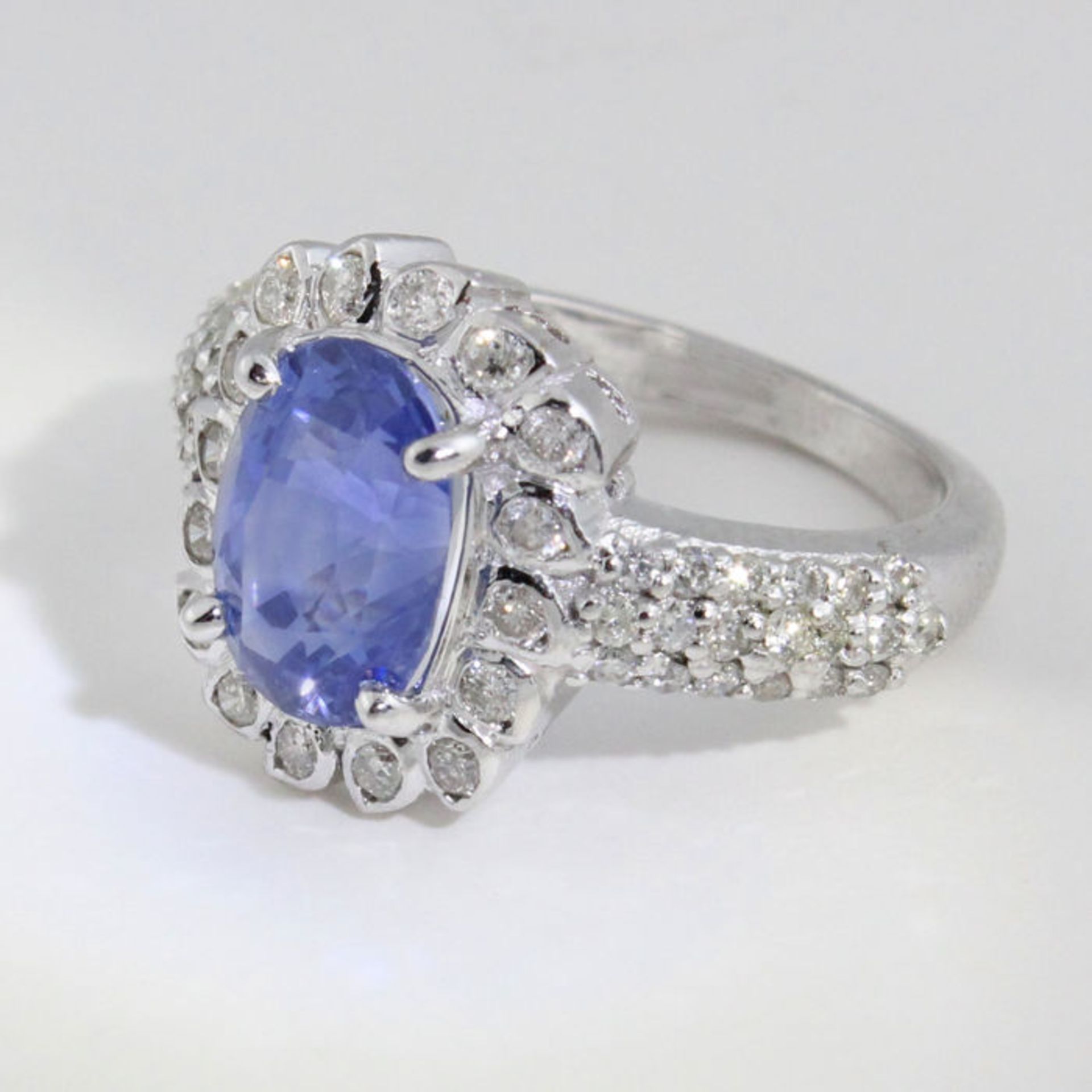 14 K / 585 White Gold Very Exclusive Designer Blue Sapphire (IGI Certified) and Diamond Ring - Image 5 of 7