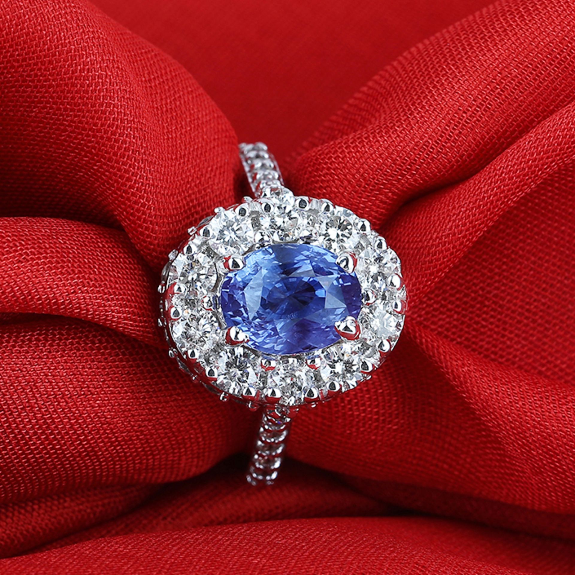 14 K / 585 White Gold Blue Sapphire ( IGI certified ) and Diamond Ring