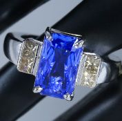 14 K Very Exclusive Designer White Gold Blue Sapphire (GIA Certified) and Diamond Ring