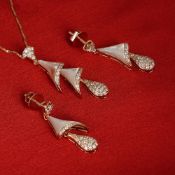 14K / 585 Rose Gold Designer Diamond & Mother of Pearl Pendant Necklace Set
