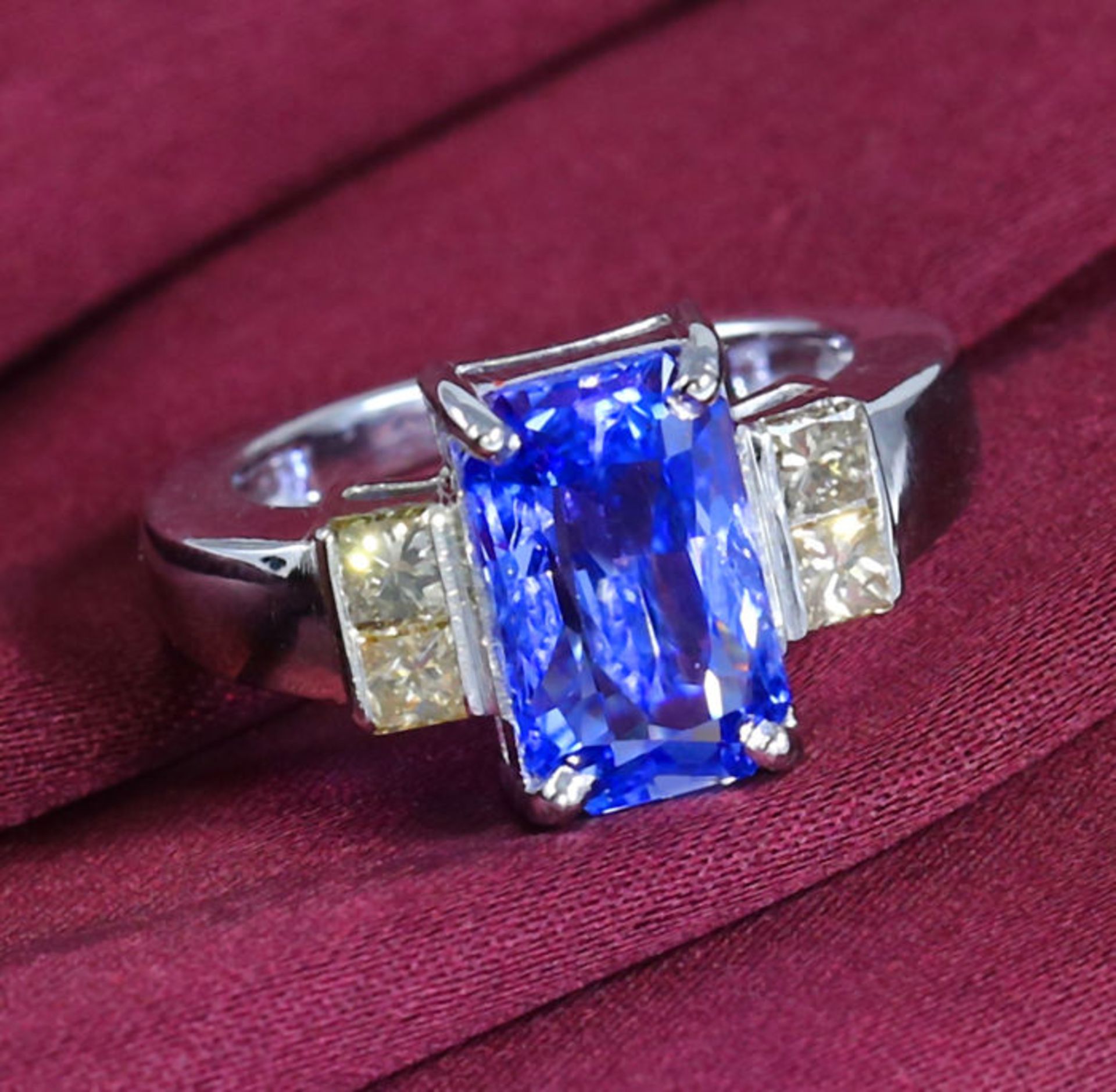 14 K Very Exclusive Designer White Gold Blue Sapphire (GIA Certified) and Diamond Ring - Image 3 of 10