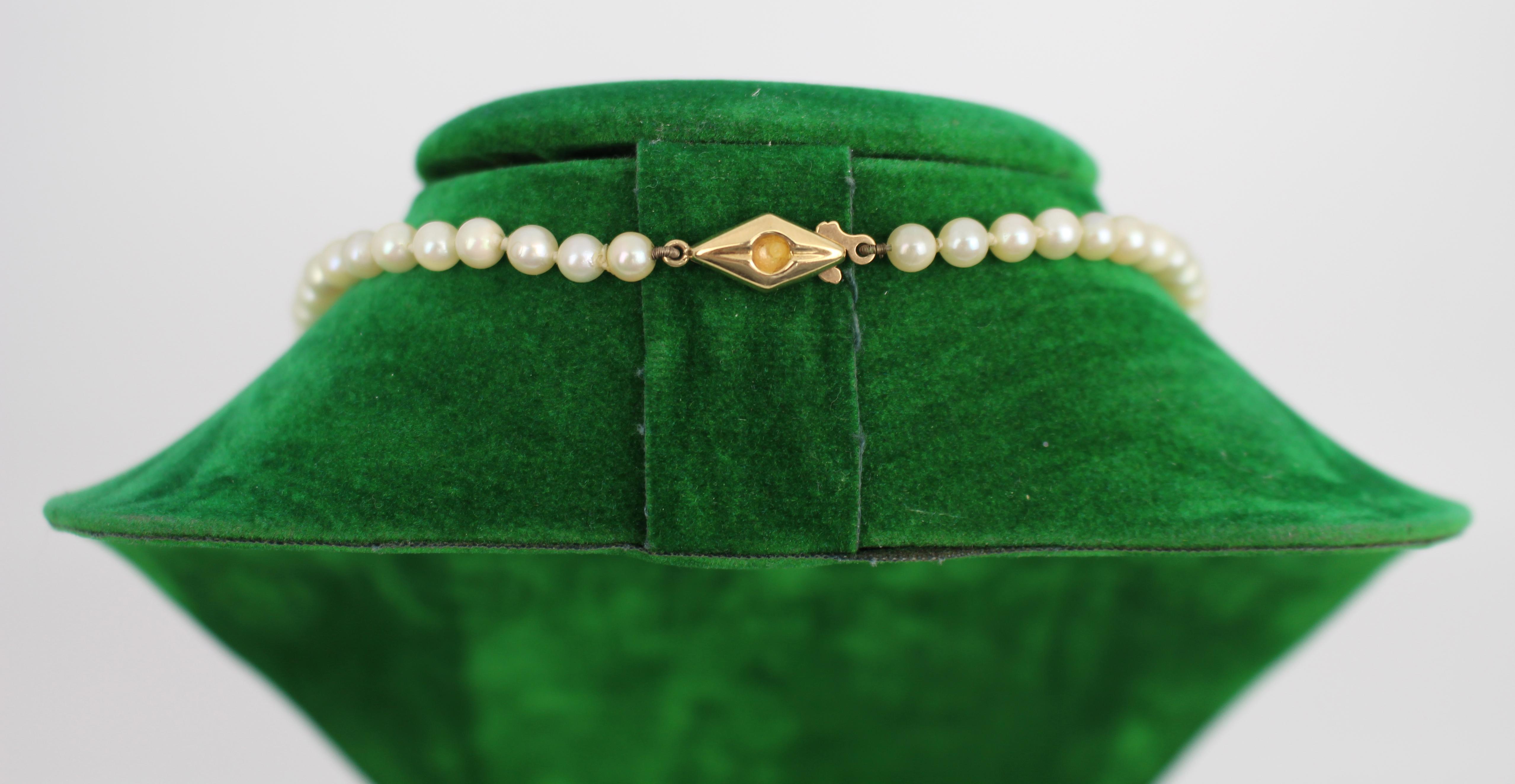 Cultured Pearl Necklace with 9ct Gold Clasp - Image 3 of 3