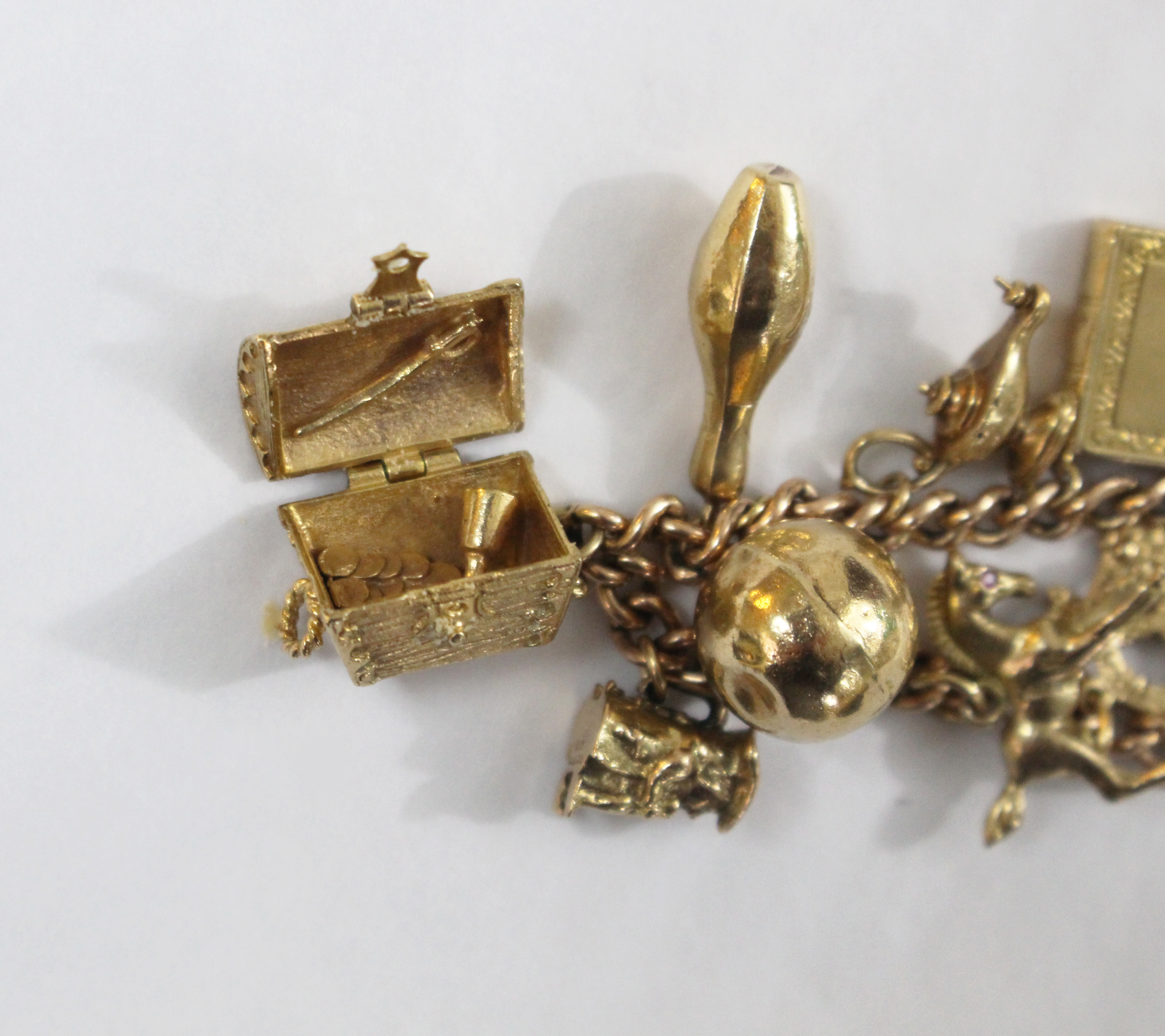 9ct Gold Vintage Charm Bracelet with 14 Charms - Image 6 of 10