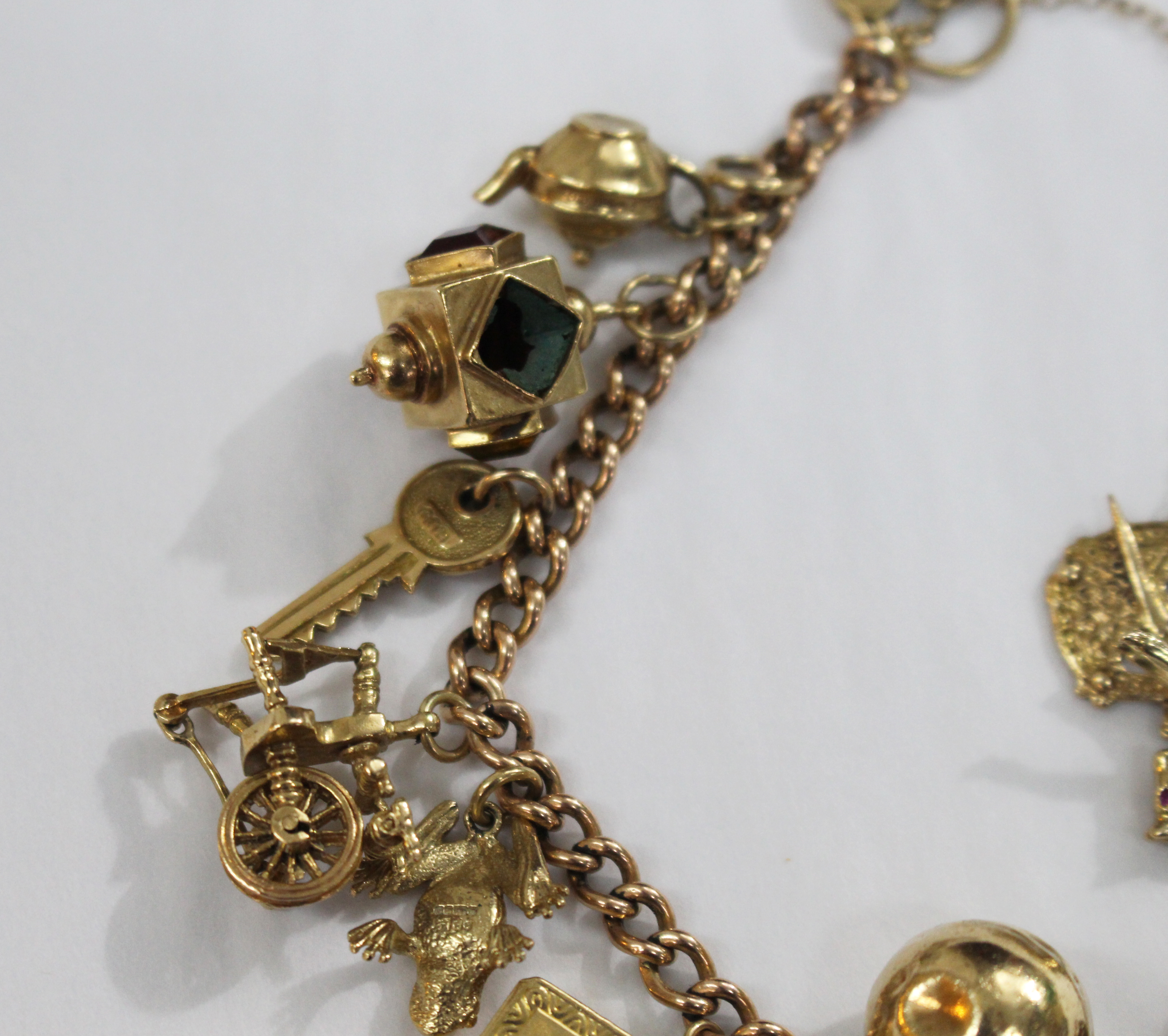 9ct Gold Vintage Charm Bracelet with 14 Charms - Image 9 of 10
