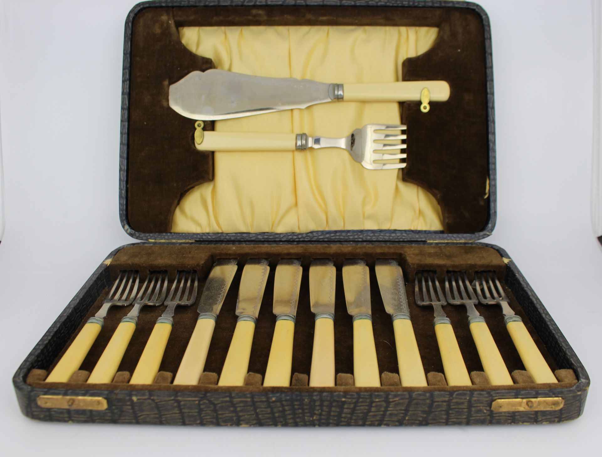 Vintage Trimils & Everwhite Cased Fish Flatware Set - Image 3 of 4