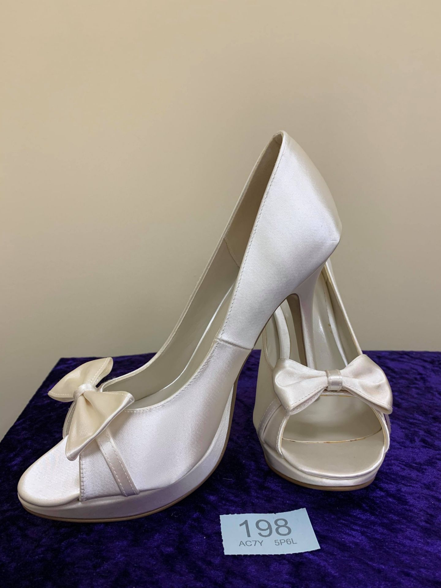 Designer Shoes Ivory In Size 40. Code 198