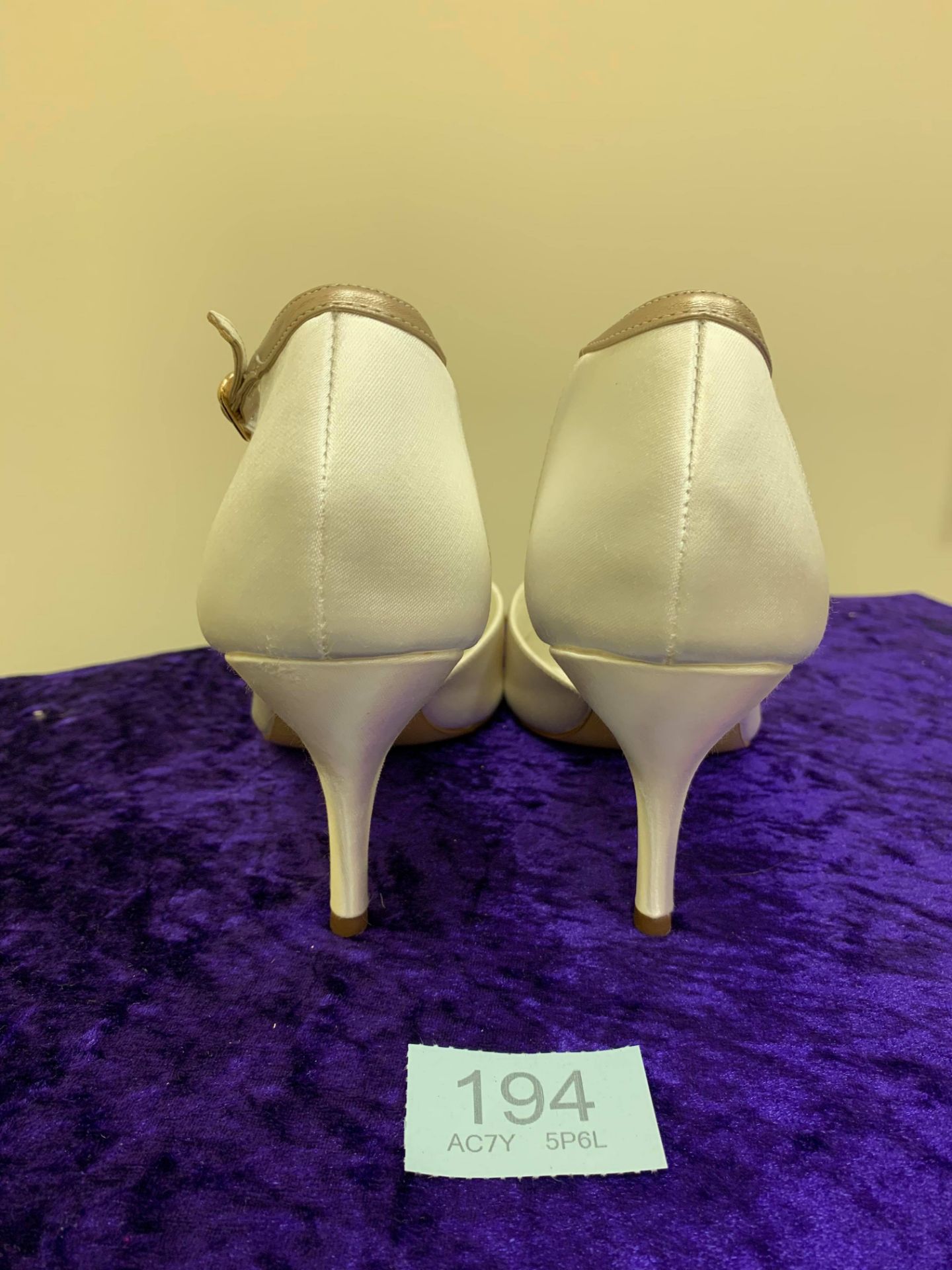 Designer Shoes Ivory/Champagne In Size 42. Code 195 - Image 5 of 7