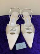 Designer Shoes Ivory Size 5. Code 90