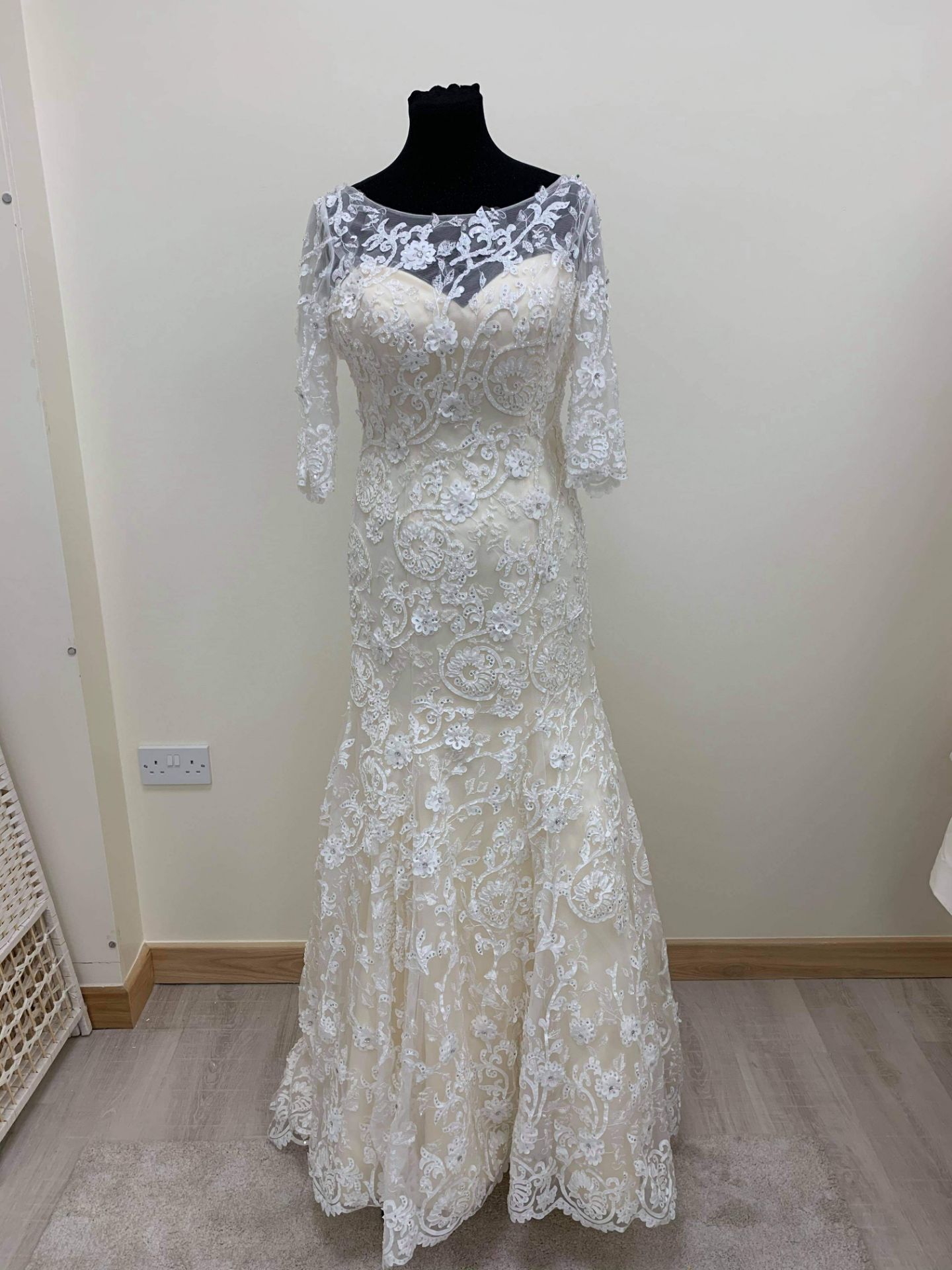 Bulk Lot of 25 Wedding Gowns/Bodices/Skirts All Mixed Sizes and Designs. RRP £25K Etx. Mainly Iv... - Bild 2 aus 2
