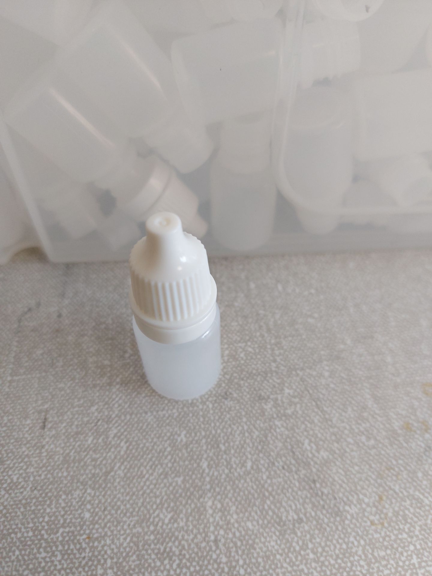 Mini Bottles Plastic x 100 - Image 2 of 10