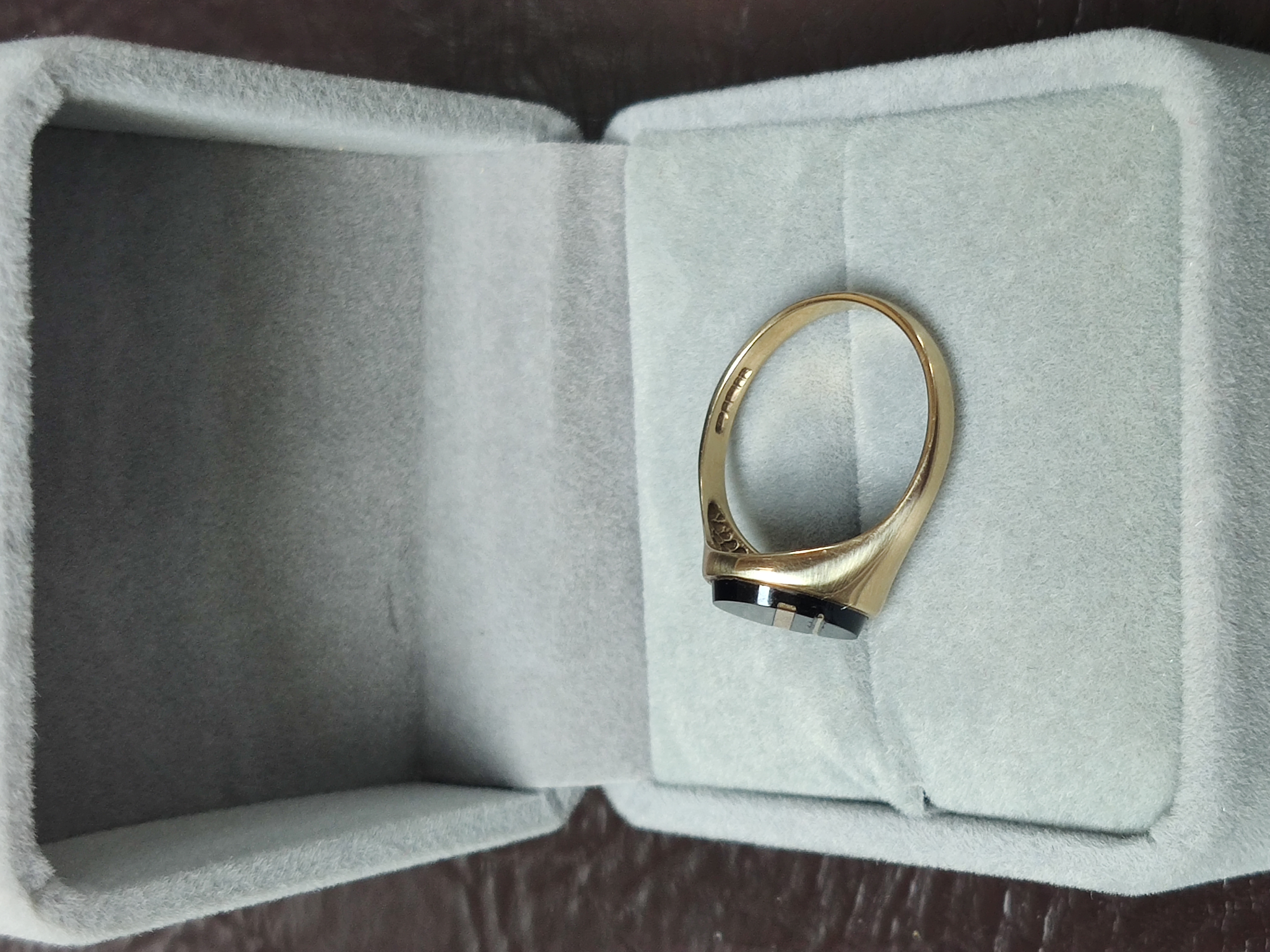 9Ct Gold Onyx Gent's Ring. Size S. - Image 2 of 4