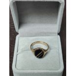 9Ct Gold Onyx Gent's Ring. Size S.