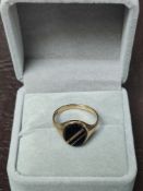 9Ct Gold Onyx Gent's Ring. Size S.