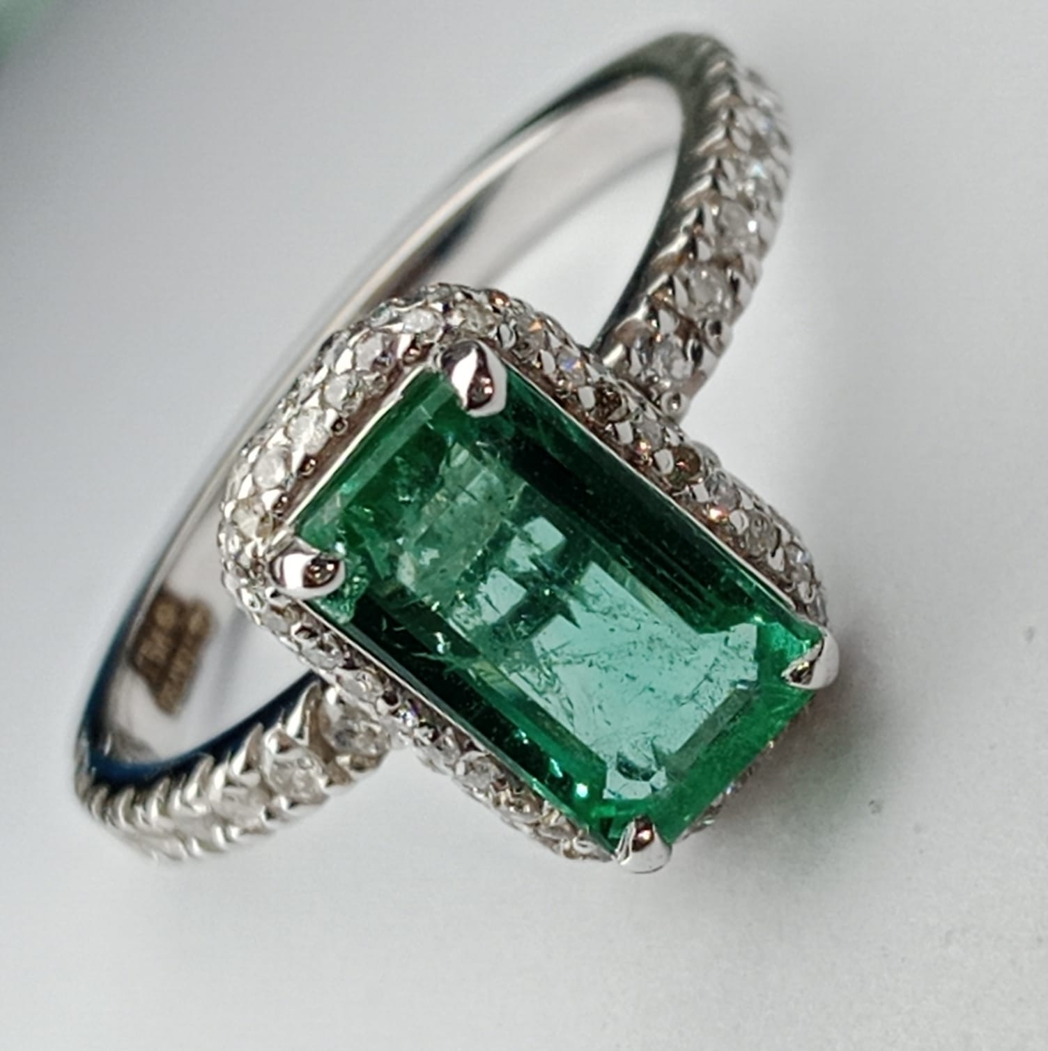 Beautiful Natural Emerald With Natural Diamonds & 18kGold - Image 2 of 8