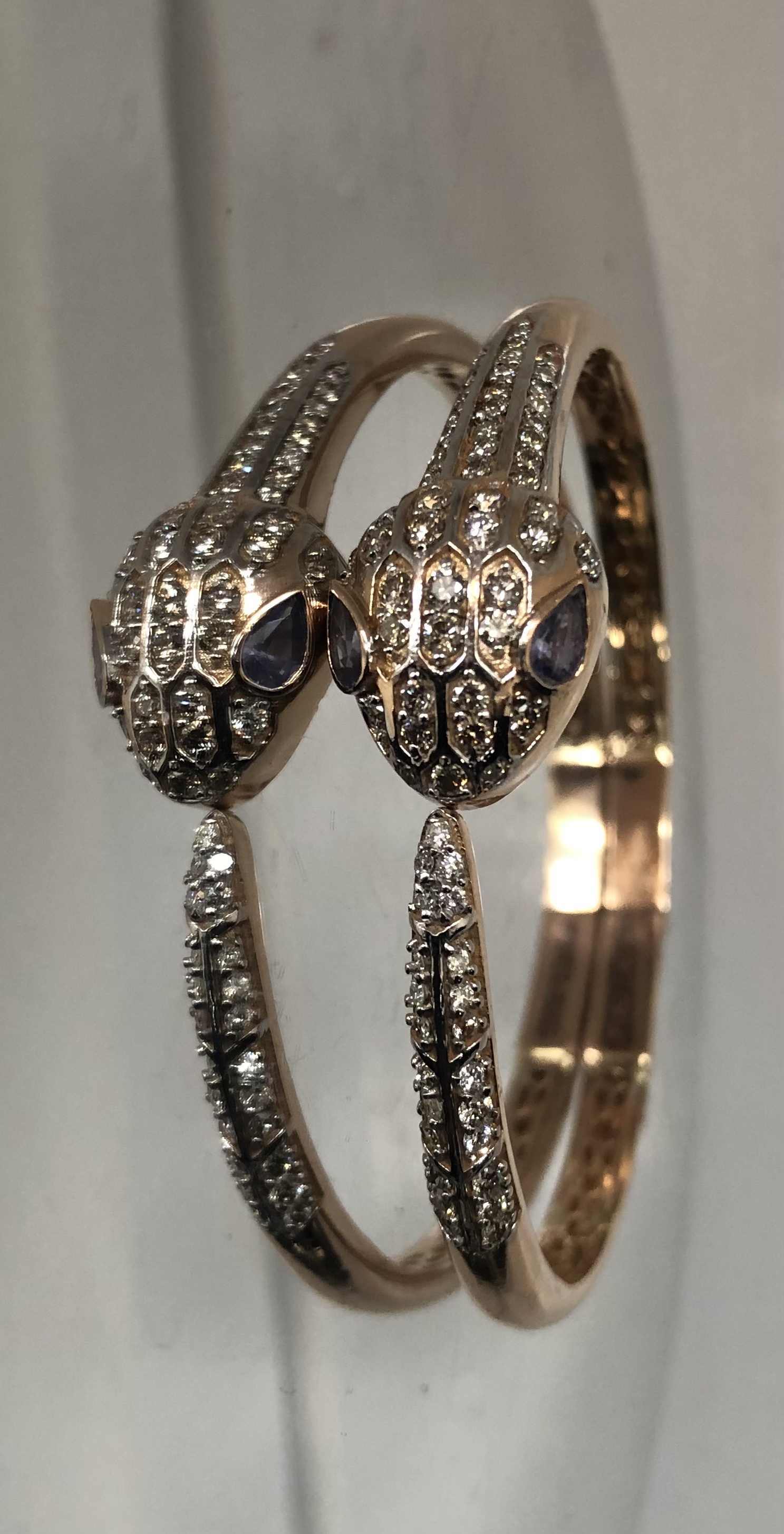 Beautiful Natural Diamond and Tanzanite snake bracelet with 18k rose gold - Image 4 of 8