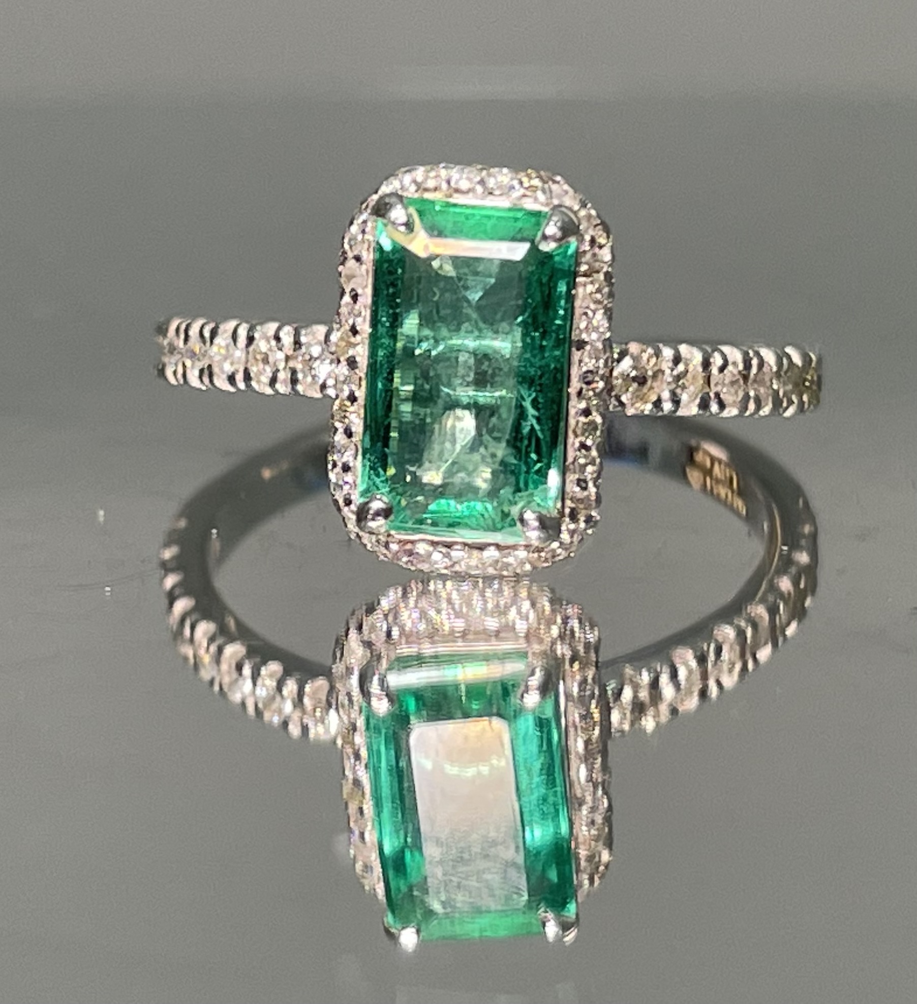 Beautiful Natural Emerald With Natural Diamonds & 18kGold - Image 6 of 8