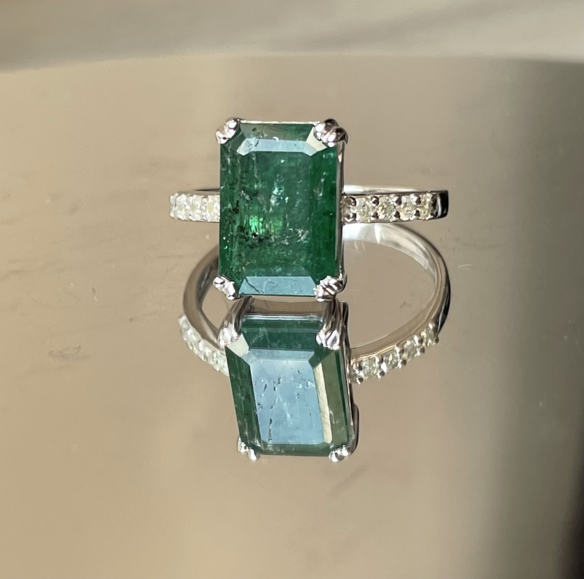 Beautiful 3.46 Carats Natural Emerald Ring Natural Diamonds & 18k Gold - Image 4 of 6