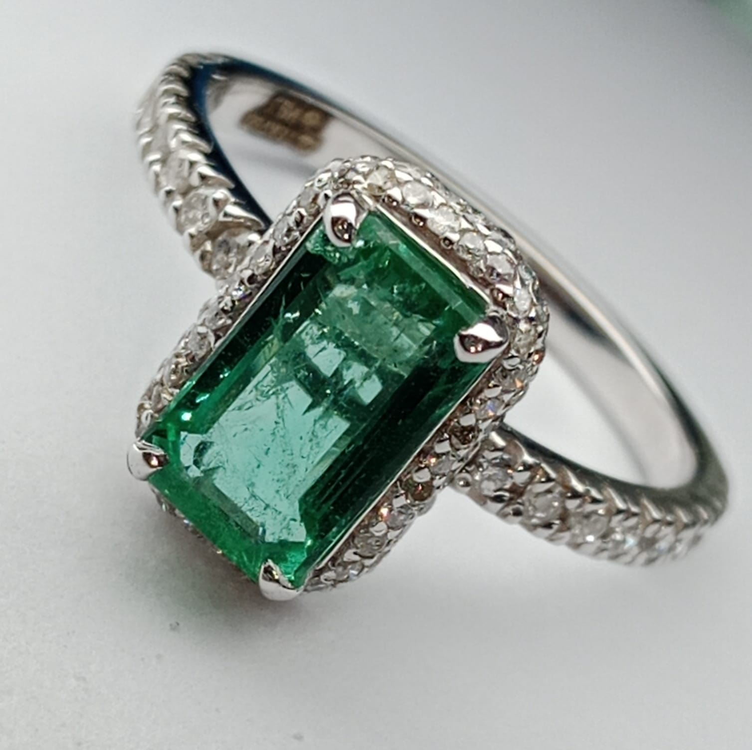 Beautiful Natural Emerald With Natural Diamonds & 18kGold - Image 3 of 8