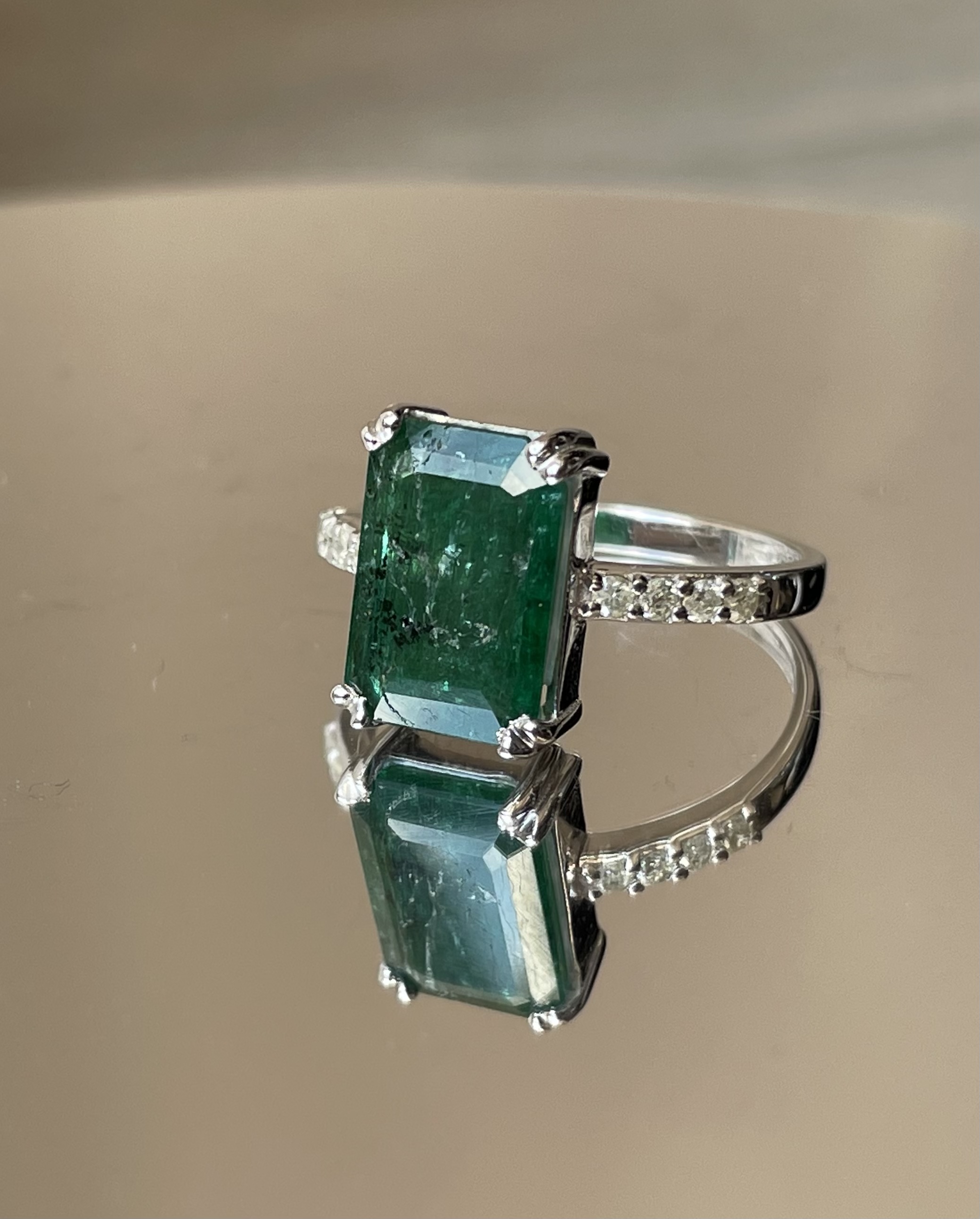Beautiful 3.46 Carats Natural Emerald Ring Natural Diamonds & 18k Gold - Image 2 of 6