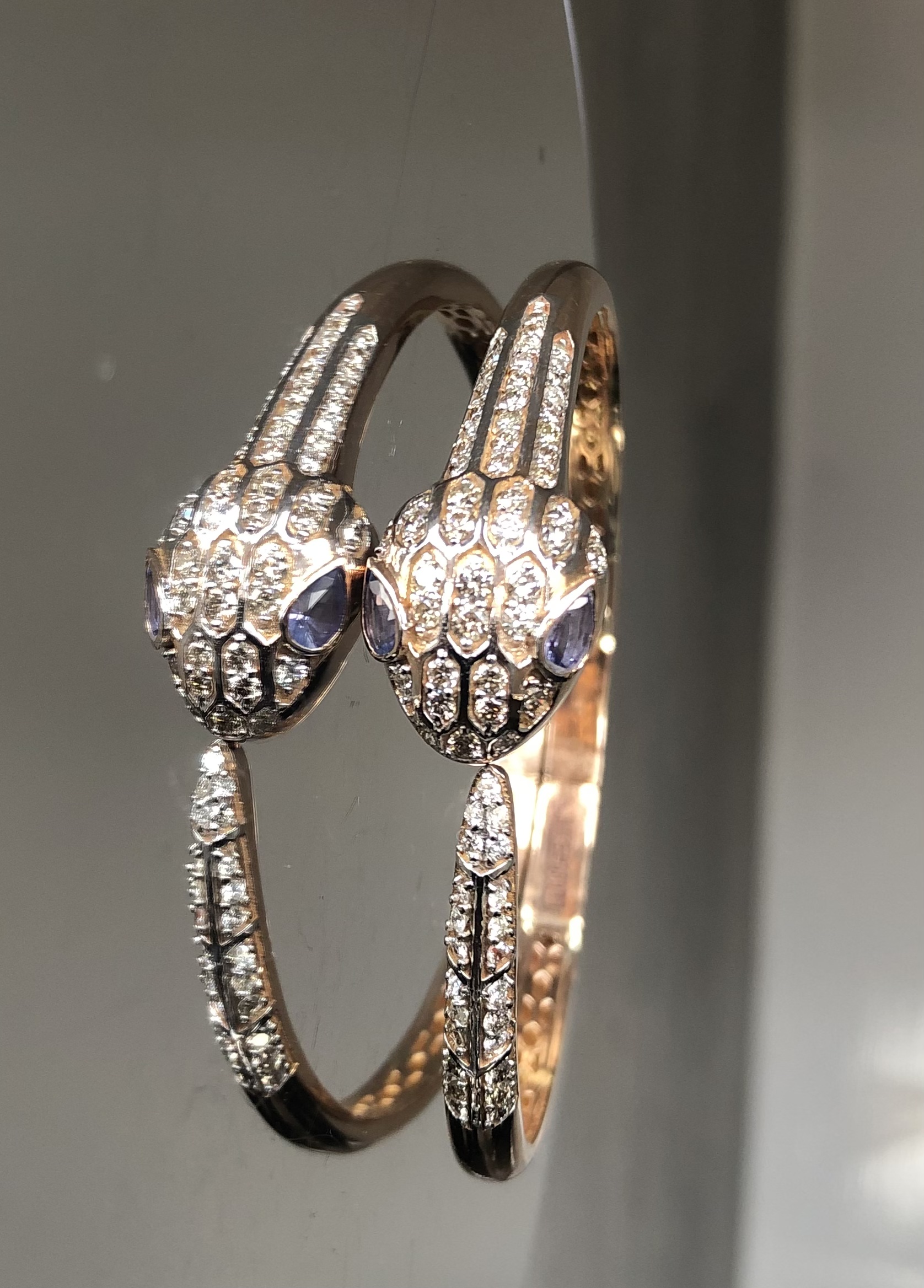Beautiful Natural Diamond and Tanzanite snake bracelet with 18k rose gold - Image 2 of 8