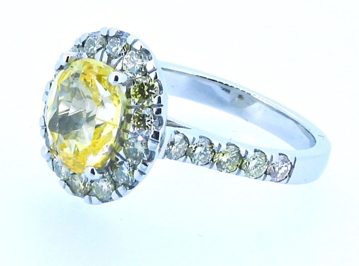 Certified 3.58 ct Yellow VVS Untreated Sapphire & Yellow Diamonds Ring - Image 4 of 5
