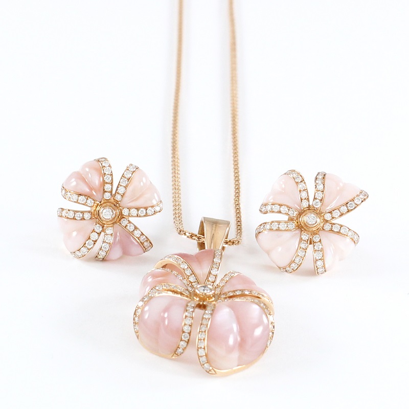 18 K / 750 Rose Gold Designer Diamond & Mother of Pearl Pendant Necklace Set