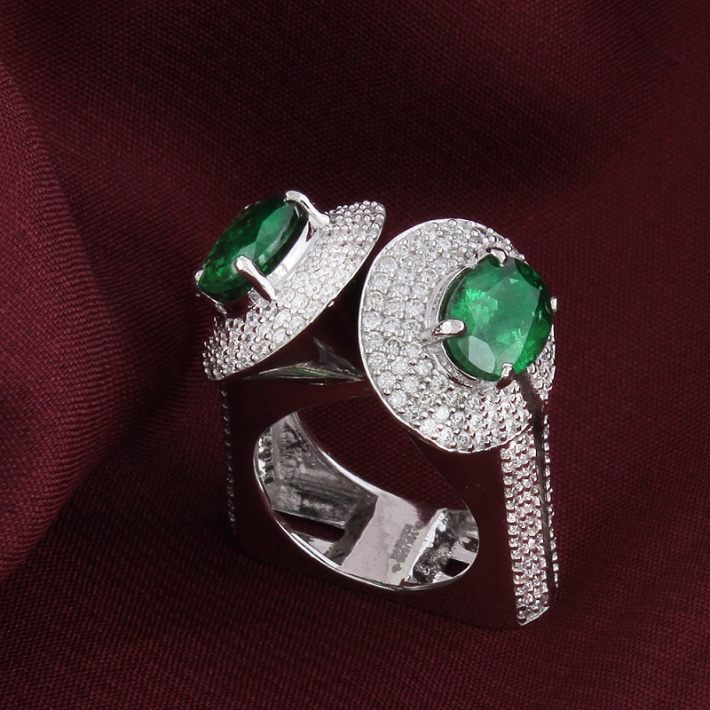 14 K / 585 White Gold Designer Tsavorite Garnet (GIA Certified) & Diamond Ring