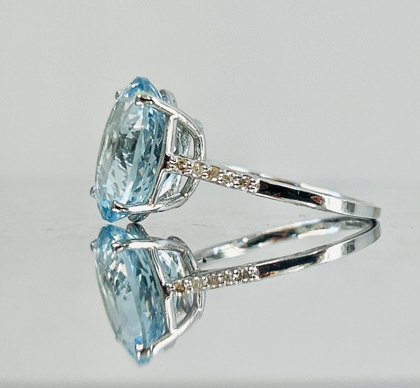 Beautiful Natural Flawless 5.81CT Aquamarine Ring With Diamonds And 18k Gold - Image 3 of 6