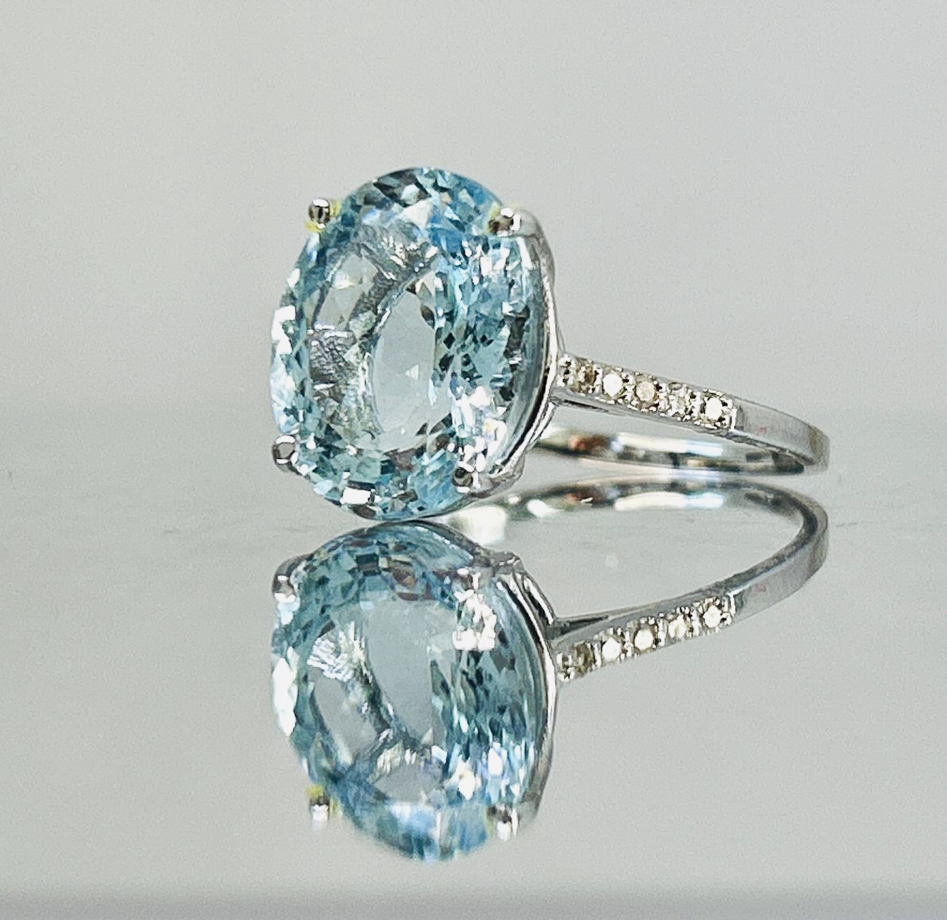 Beautiful Natural Flawless 5.81CT Aquamarine Ring With Diamonds And 18k Gold - Image 5 of 6
