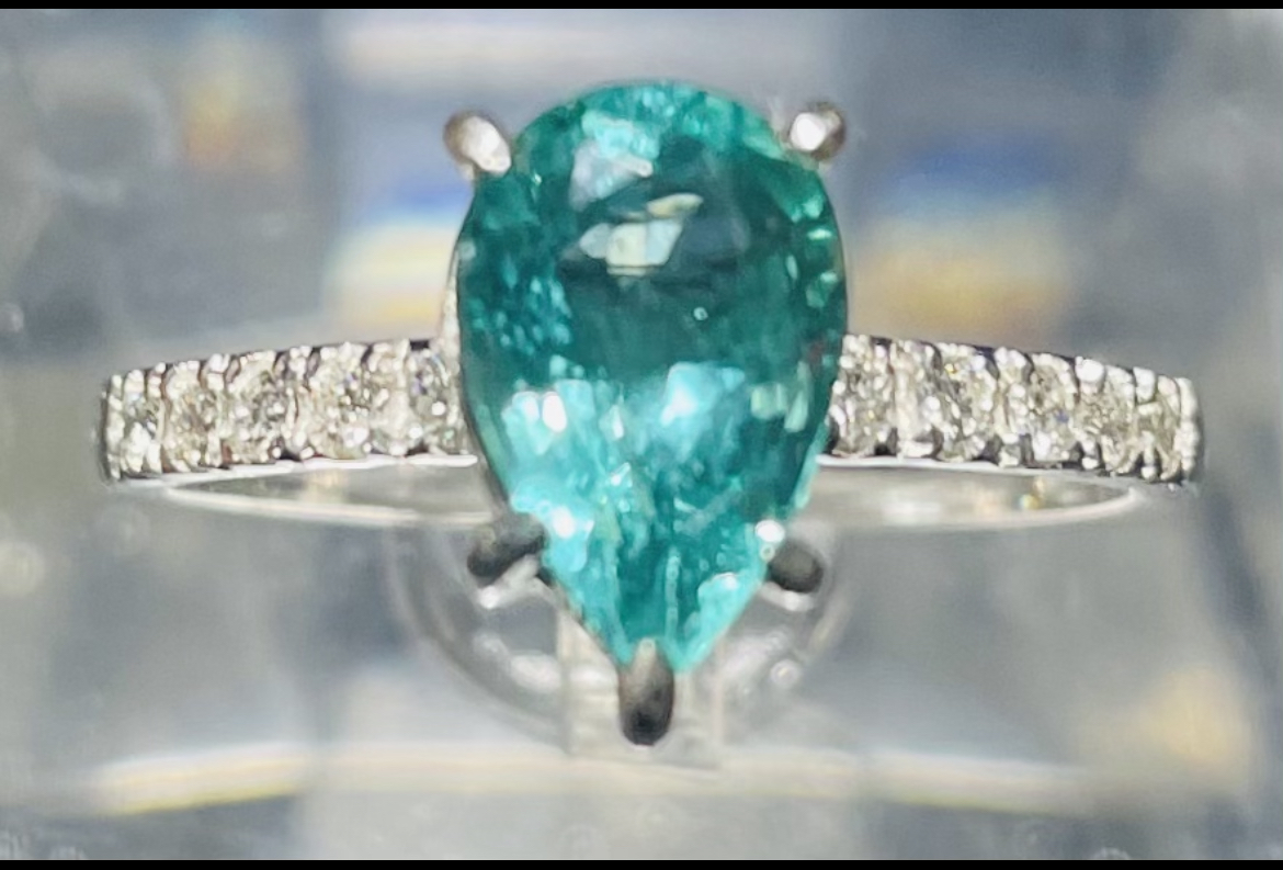 Beautiful Natural Emerald With Natural Diamonds & 18kGold - Image 5 of 6