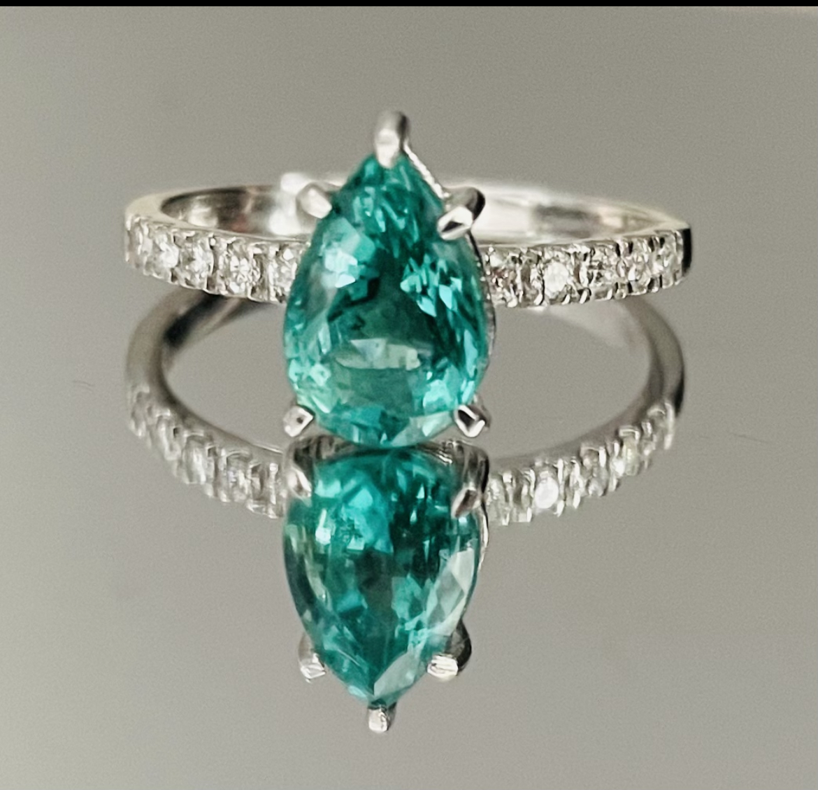 Beautiful Natural Emerald With Natural Diamonds & 18kGold