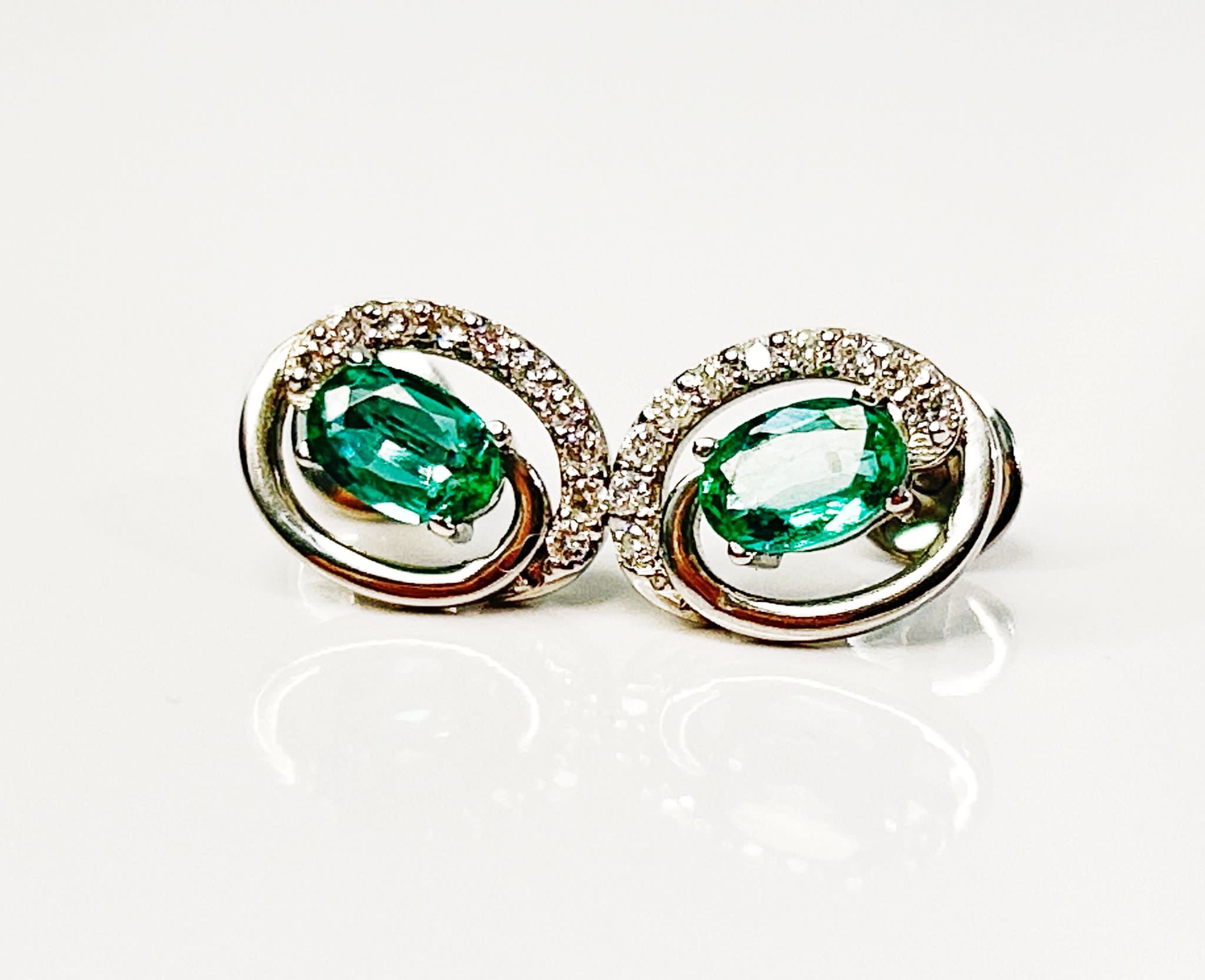 Beautiful Natural Emerald ,Diamond Halo Set Stud Earrings in Platinum 950 - Image 5 of 5