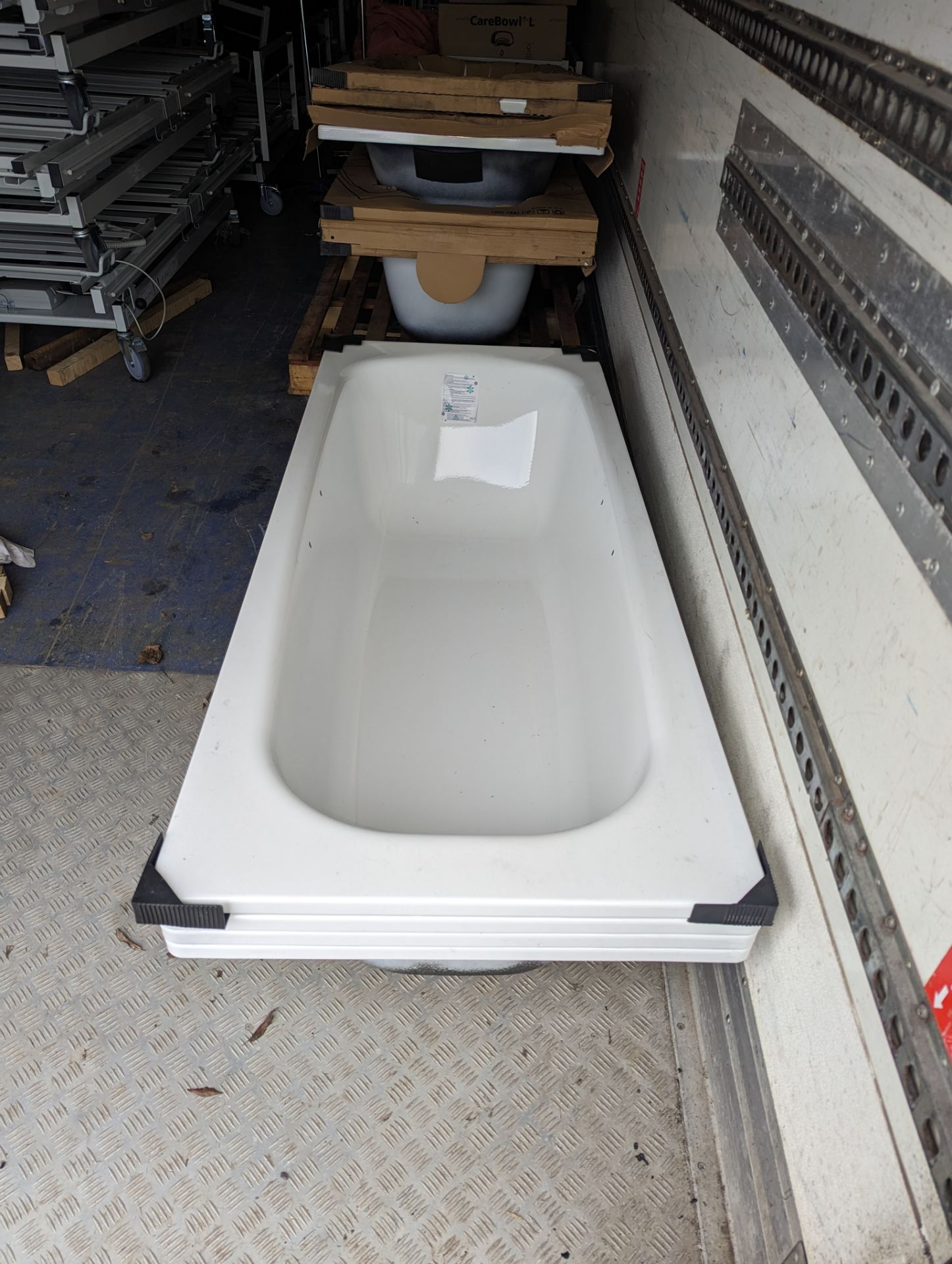 1 x Single Ended 1700 x 700 Bath With Feet and Grips - Image 2 of 5