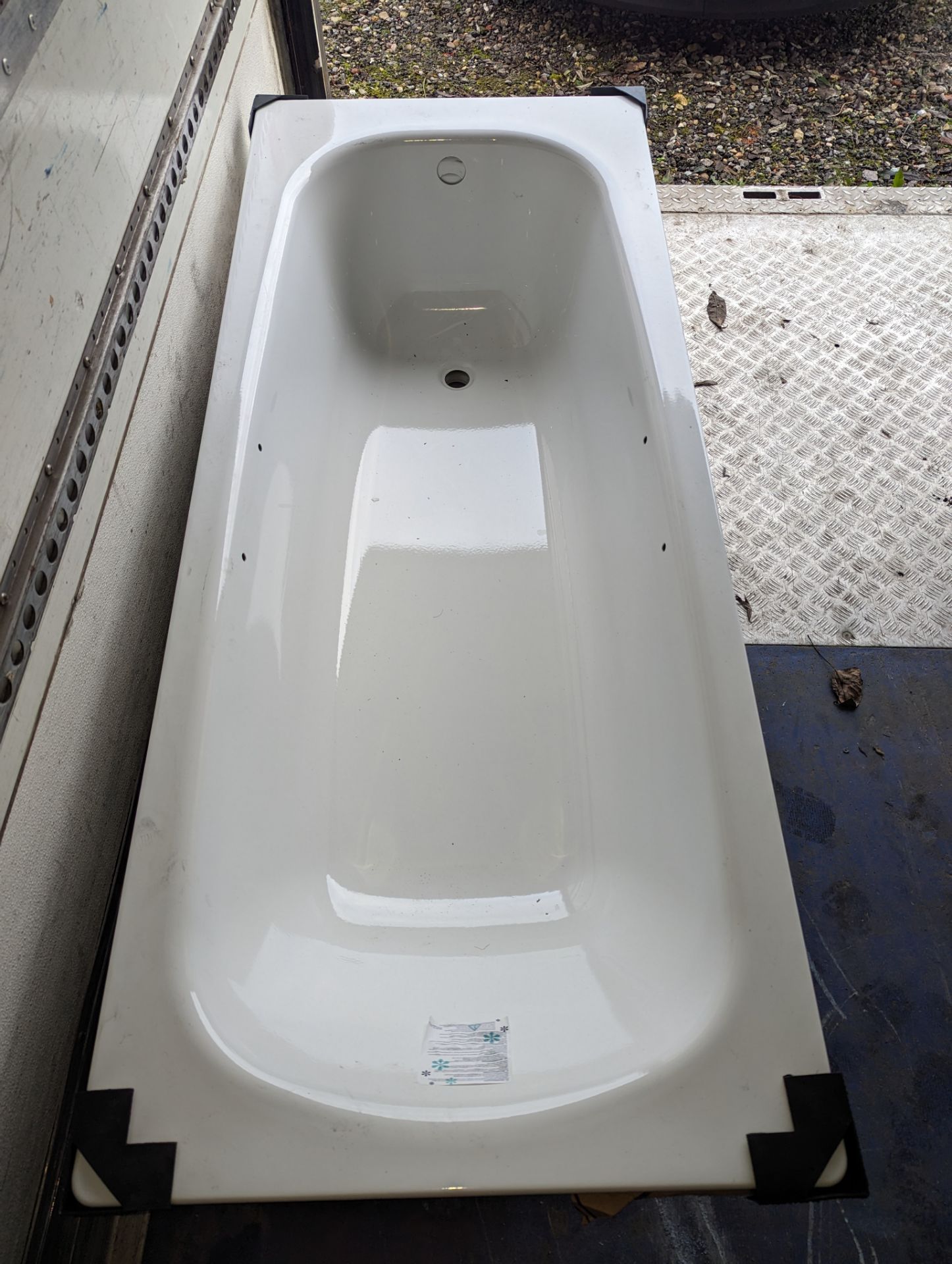 1 x Single Ended 1700 x 700 Bath With Feet and Grips - Image 3 of 5