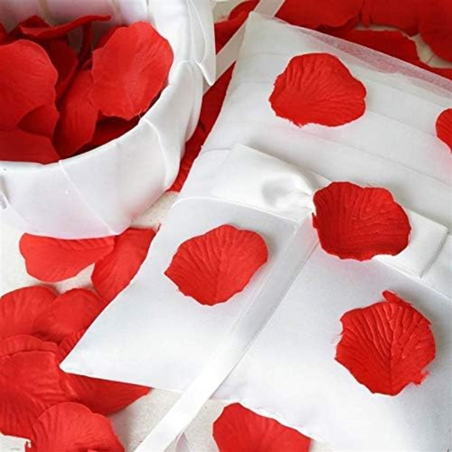 Shatchi 100Pcs Deep Red Silk Rose Petals Valentines Day Wedding Confetti Table Decorations RRP £3 - Bild 4 aus 9