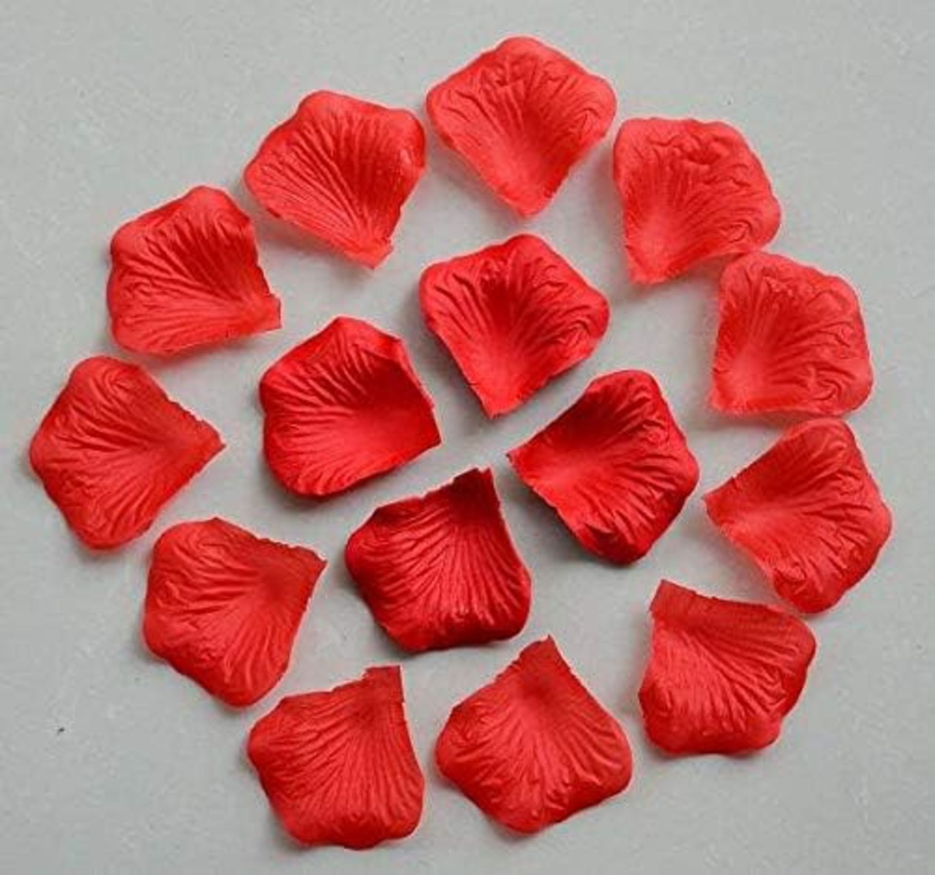 Shatchi 100Pcs Deep Red Silk Rose Petals Valentines Day Wedding Confetti Table Decorations RRP £3 - Bild 5 aus 9